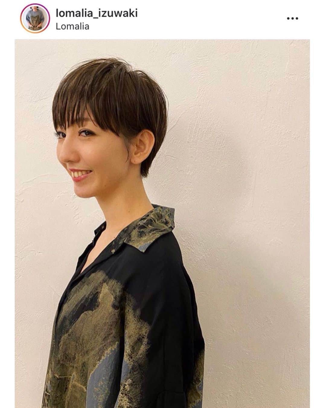 咲希あかねのインスタグラム：「#haircut #haircolor #shorthair  @lomalia_izuwaki  #lomalia #泉脇崇 さん いつもありがとうございます！  いつも通り、#おまかせ  こんな髪型にしたいなぁとか前もって調べたりしない。 とりあえず行く🏃‍♀️ そして『お任せで』って言うだけ。 そんな美容師さんに出会えた事が嬉しい。  #かわかすだけで決まる  #ゴッドハンド  #イメージチェンジ #美容院 #表参道 #原宿 #ヘアカラー #ヘアカット #ヘアスタイル #ショートヘア #ショートカット #ベリーショート  ショートにすると、どんなピアスつけようかわくわくするなぁ♪」