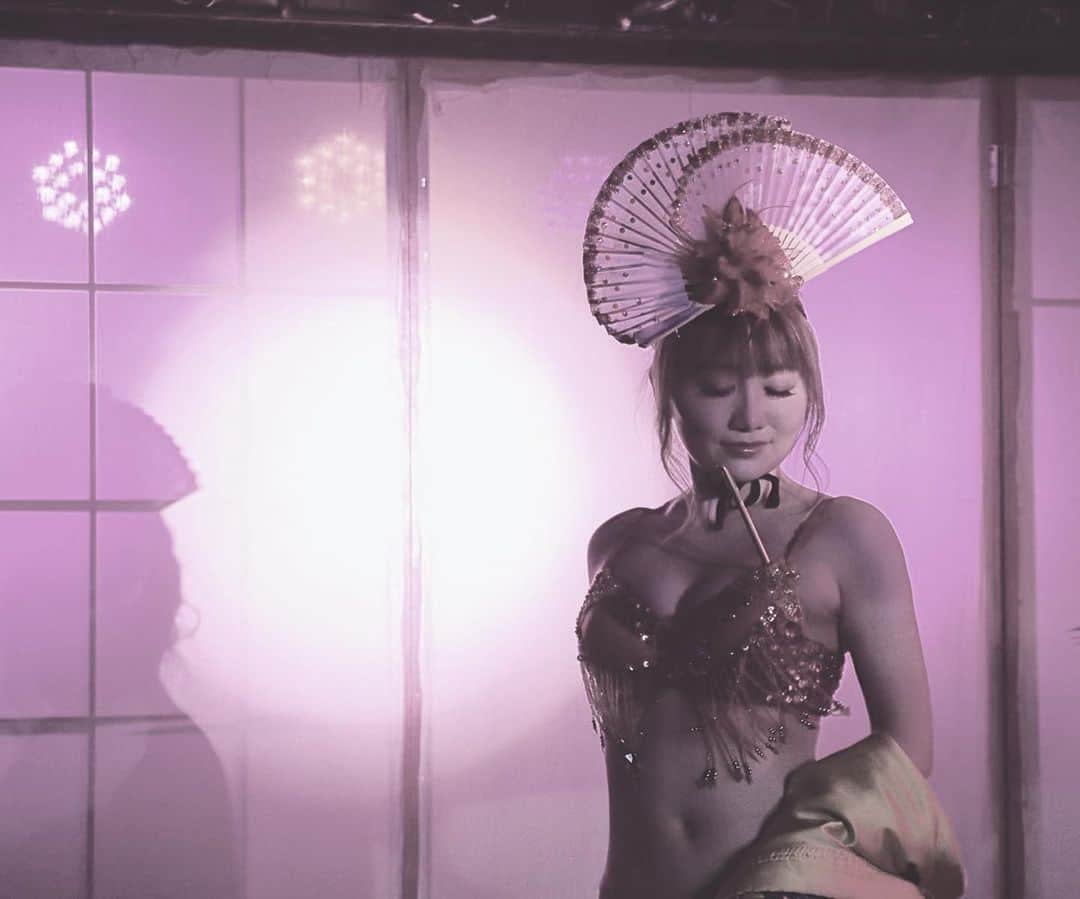 Roseさんのインスタグラム写真 - (RoseInstagram)「. . 色褪せてもまた違う花として. 違う場所で生きていくだけ. . 🥀 . Photo by Bob. #showclub #nightspot #burlesque #dancer #showgirl #showdancer #japanesegirl #japanesebeauty #BURLESQUEannexYAVAY #YAVAY  #ヤバイ #バーレスクヤバイ #バーレスク #ダンサー  #吉原ラメント #薔薇メント #舞台  #着物 #舞台衣装 #和風衣装 #和演目  #色褪せた写真 #色褪せた世界 #モノクロ #モノクロ写真」6月15日 13時37分 - rose_ro_tan