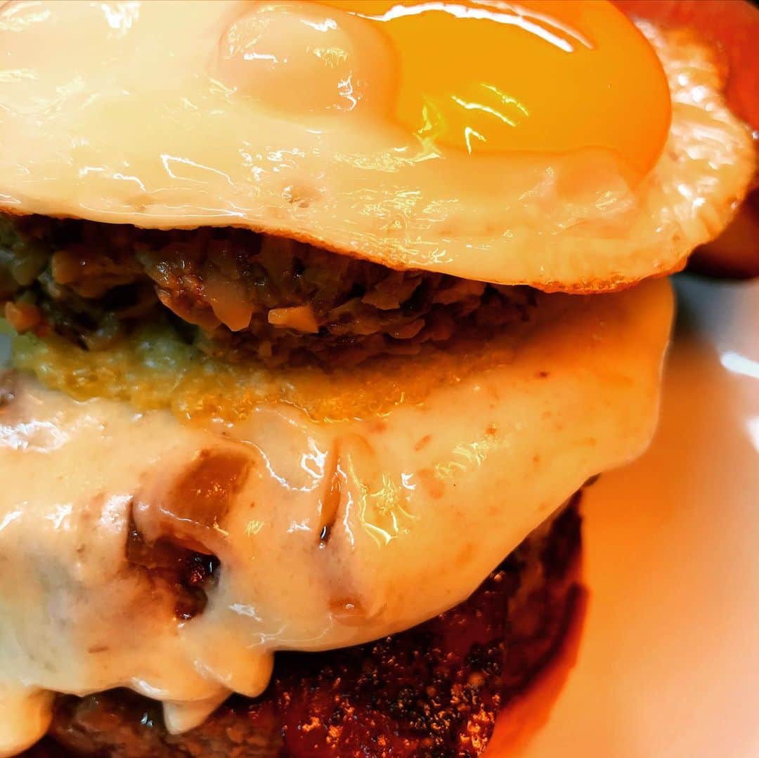 umamiburgerjpnさんのインスタグラム写真 - (umamiburgerjpnInstagram)「. 👀👀⁉️🤤 トッピングは無限大！！ . ウマミバーガー はハンバーガーに合うトッピングを多数ご用意しております‼️ . こちらのお客様はボリューム満点のオリジナルうまみバーガー(+ビーフパティ、ベーコン、フライドエッグ、トリュフチーズ)をカスタマイズ❗️ 美味しそう🤤🥺 . 梅雨入りしましたが、今日はお天気も良いのでシェイクやお昼からカクテルをいただく方も…😝💕 . ソーシャルディスタンスを守りつつ本日もお待ちしております😊☀️🍔 . #umamiburger  #umamiburgerjpn  #ウマミバーガー青山店 #ウマミバーガーみなとみらい店  #トッピング自由  #パテ2倍  #ハンバーガー #カスタマイズ #hamburger  #カスタム #ボリューム満点  #素敵なお客様ありがとうございました」6月15日 13時46分 - umamiburgerjpn
