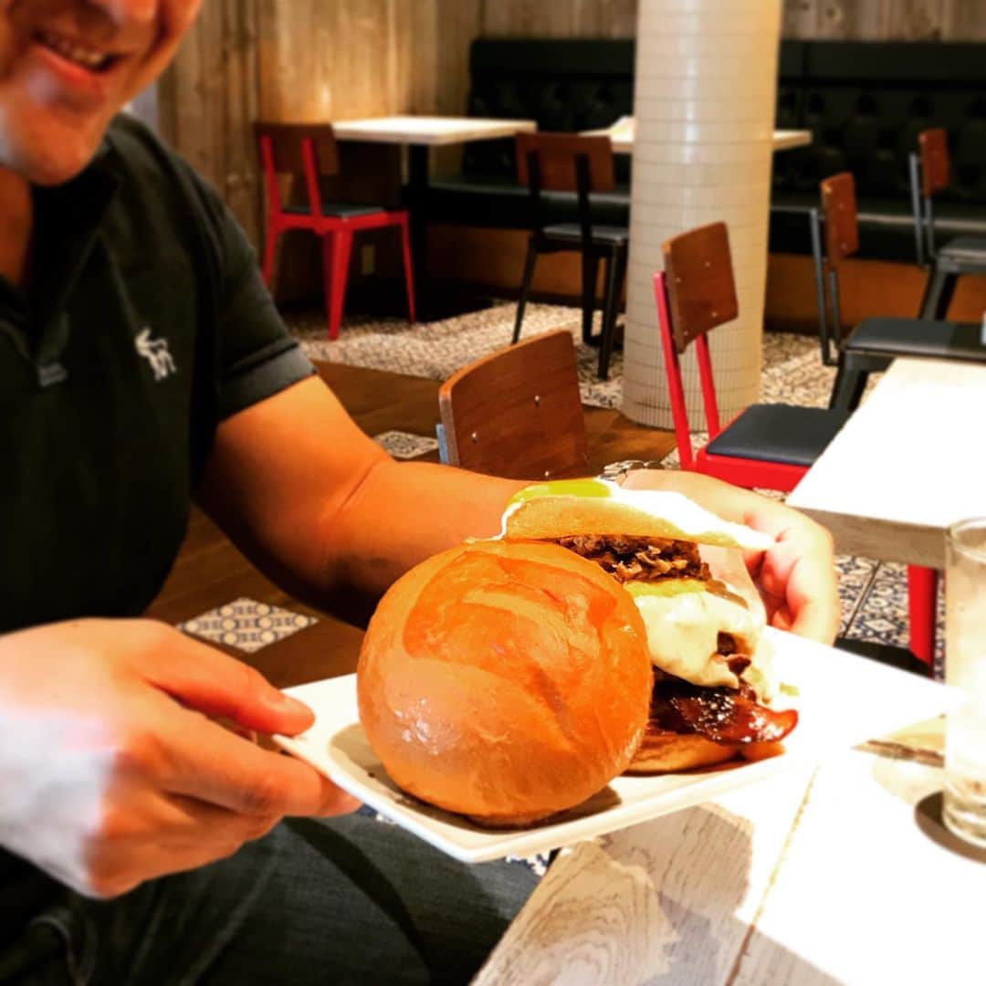 umamiburgerjpnさんのインスタグラム写真 - (umamiburgerjpnInstagram)「. 👀👀⁉️🤤 トッピングは無限大！！ . ウマミバーガー はハンバーガーに合うトッピングを多数ご用意しております‼️ . こちらのお客様はボリューム満点のオリジナルうまみバーガー(+ビーフパティ、ベーコン、フライドエッグ、トリュフチーズ)をカスタマイズ❗️ 美味しそう🤤🥺 . 梅雨入りしましたが、今日はお天気も良いのでシェイクやお昼からカクテルをいただく方も…😝💕 . ソーシャルディスタンスを守りつつ本日もお待ちしております😊☀️🍔 . #umamiburger  #umamiburgerjpn  #ウマミバーガー青山店 #ウマミバーガーみなとみらい店  #トッピング自由  #パテ2倍  #ハンバーガー #カスタマイズ #hamburger  #カスタム #ボリューム満点  #素敵なお客様ありがとうございました」6月15日 13時46分 - umamiburgerjpn