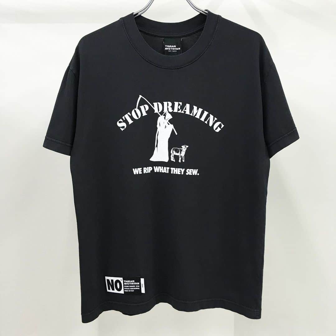 エリミネイターさんのインスタグラム写真 - (エリミネイターInstagram)「20SS TIGRAN AVETISYAN “Basic Tee” has arrived at ELIMINATOR. . 今期コレクションのグラフィックはアンチを掲げるTIGRANが見た夢の世界を可視化したものです。個々の解釈は自由であるとデザイナーは謳っておりますので下記についてはELIMINATORが独自解釈したものを参考までに記載させて頂きます。 . " STOP DREAMING " " WE RIP WHAT THEY SEW " . 大きな鎌を持った修道士と羊のイラストが目を惹くグラフィックですね。修道士＝(聖職者)、子羊＝(神)共に良いイメージの例えとしてよく用いられますが、大きなポイントは大きな鎌を持って狩ろうとしているという点ですよね。外見は正義を掲げる姿をしながらもその立場を利用して横暴な振る舞いをする現在のヒエラルキーを表しているようにも見えます。" We Rip What They Sew " ( 彼らが縫ったものを私たちは裂いている )。直訳だと意味が分かりにくいのでもう少し解釈を広げてみたいと思います。" We Rip What They Sew " ＝ 先人たちが築き上げてきた平等な社会を私たちは壊している。少しは理解しやすくなったのではないでしょうか。まだ戦争 ( 古代の戦争も含む ) が無かった頃の地球は国家という単位はなく、ヒエラルキーが存在しない皆平等で幸せに暮らしていた時代があったそうです。煩悩を抑制する事が出来なくなってしまった現代においてはそもそも地球人が持っていた素晴らしい価値観を自ら壊して現在の世を形成しています。民衆を代表して先頭に立ち活動する政治家、庶民の精神的な支えを神に委ねる宗教家など、皆が正しいと思っている人物 ( 外見は正義を掲げる姿をしている ) は果たして本当に正しいことをしているのでしょうか。TIGRAN が言うところの " Stop Dreaming " は、コントロールされた環境下で夢を追い求めることは既成の価値観を疑う事なく無意識に肯定する事になりかねないから危険な事でもあるのだよ。きちんと正しい現実を判断しようというメッセージなのかもしれません。 . #tigranavetisyan #tigran #collaboration #exclusive #art #punk #anti #handmade #eliminator #tokyo #daikanyama #ss20 #ss20collection #20ss #mensfashion #menswear #russia #newcollection #streetfashion #streetstyle #streetwear #street #instastyle #instafashion #uk #limitededition #diy」6月15日 13時40分 - eliminator_tokyo