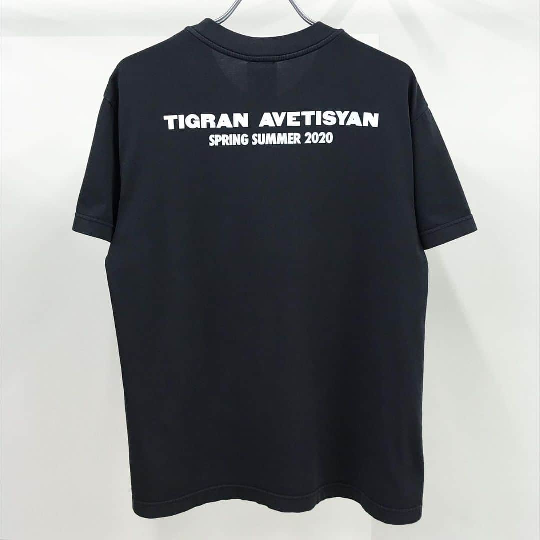 エリミネイターさんのインスタグラム写真 - (エリミネイターInstagram)「20SS TIGRAN AVETISYAN “Basic Tee” has arrived at ELIMINATOR. . 今期コレクションのグラフィックはアンチを掲げるTIGRANが見た夢の世界を可視化したものです。個々の解釈は自由であるとデザイナーは謳っておりますので下記についてはELIMINATORが独自解釈したものを参考までに記載させて頂きます。 . " STOP DREAMING " " WE RIP WHAT THEY SEW " . 大きな鎌を持った修道士と羊のイラストが目を惹くグラフィックですね。修道士＝(聖職者)、子羊＝(神)共に良いイメージの例えとしてよく用いられますが、大きなポイントは大きな鎌を持って狩ろうとしているという点ですよね。外見は正義を掲げる姿をしながらもその立場を利用して横暴な振る舞いをする現在のヒエラルキーを表しているようにも見えます。" We Rip What They Sew " ( 彼らが縫ったものを私たちは裂いている )。直訳だと意味が分かりにくいのでもう少し解釈を広げてみたいと思います。" We Rip What They Sew " ＝ 先人たちが築き上げてきた平等な社会を私たちは壊している。少しは理解しやすくなったのではないでしょうか。まだ戦争 ( 古代の戦争も含む ) が無かった頃の地球は国家という単位はなく、ヒエラルキーが存在しない皆平等で幸せに暮らしていた時代があったそうです。煩悩を抑制する事が出来なくなってしまった現代においてはそもそも地球人が持っていた素晴らしい価値観を自ら壊して現在の世を形成しています。民衆を代表して先頭に立ち活動する政治家、庶民の精神的な支えを神に委ねる宗教家など、皆が正しいと思っている人物 ( 外見は正義を掲げる姿をしている ) は果たして本当に正しいことをしているのでしょうか。TIGRAN が言うところの " Stop Dreaming " は、コントロールされた環境下で夢を追い求めることは既成の価値観を疑う事なく無意識に肯定する事になりかねないから危険な事でもあるのだよ。きちんと正しい現実を判断しようというメッセージなのかもしれません。 . #tigranavetisyan #tigran #collaboration #exclusive #art #punk #anti #handmade #eliminator #tokyo #daikanyama #ss20 #ss20collection #20ss #mensfashion #menswear #russia #newcollection #streetfashion #streetstyle #streetwear #street #instastyle #instafashion #uk #limitededition #diy」6月15日 13時40分 - eliminator_tokyo