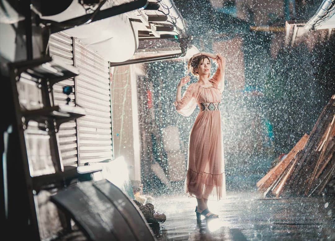 イルコ光の魔術師のインスタグラム：「今日もアップしまーすさて、激しい雨といえば☔️最近雨めっちゃ多いので、テンション上がる❗️レンズはSigma 105mm f/1.4❗️コメント待ってまーす❗️Photography in the rain is freaking awesome! . Model: @rivarge . . 新しい @ilkomobile アカウントにiPhoneで撮ってるポートレートもアップしますよ！いい光があればカメラ&レンズはなんでもいいと思います . . #ストロビスト #ポートレート #sony #雨#105mm #instagramjapan #綺麗 #東京カメラ部 #ig_today #Sigma　#tokyocameraclub #instalike #instagramhub #team_jp_ #vscogoodshot #marvelshots #fotodome #portrait_perfection #iphonephotography #イルコ #光の魔術師 #琵琶湖 #instagramhub #カメラ女子 #iphoneography  #lovers_nippon #ファインダー越しの私の世界 #写真好きな人と繋がりたい #portrait」