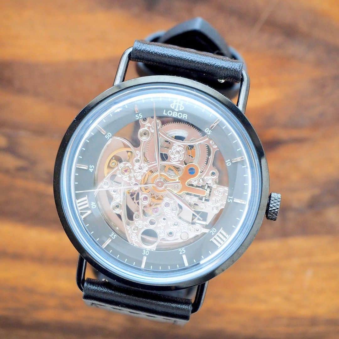 ザッキー☆さんのインスタグラム写真 - (ザッキー☆Instagram)「#PR 。 。 @loborjapan さんより 素敵な時計をいただきました✨ 。 。 LOBOR PLANETARIUM CRONENBERG 。 。 LOBORの時計はこのスケルトンの文字盤が印象的✨✨ 細かなパーツがチクタク動く可愛らしさ。気がつくとずーっと見ちゃう😂 。 。 最近はボーイッシュなスタイルが多いので今回は黒をチョイスさせていただきましたーー。 このプラネタリウムシリーズはpicの3枚目を見ての通り、なんと文字盤が丸いの❣️😆 イカツイ黒だけど、この丸さがゆるっとしててお気に入り。 。 。 今回、この投稿を見てくださった方にクーポンコードをプレゼント🎁 「kazuydd」 こちらのコードを購入時に入力していただくと10%OFF適用になります✨✨ぜひ、この機会にお手元で可愛いチクタクを見てね🤗 。 #ロバー#時計#腕時計#lobor 。 。 さてさて。 今日の撮影は #つるぴかクッキー 本家のレシピではありませんが、見た目が可愛かったのでつるぴかクッキー風に作ってみました✨✨ 。 ココアは生地が硬くなりすぎてしまって残念💦💦 薄めに焼いてサクサク美味しい❣️🤗 。 。 。 そして、うちのラムネ😍 だんだんと人慣れしてきたかな。 ゲージから出すと飼い主無視して逃げまくるけど💦 向こうから来てくれる日は来るかなー🤣 。 。 #ザッキーのkitchen  #talk_recipe #暮らしニスタ #フーディーテーブル #おうちごはん  #cookie#cookies#手作りおやつ#手作りクッキー#homemaid#クッキー #チンチラのいる暮らし」6月15日 13時49分 - kazuyo_yamazaki