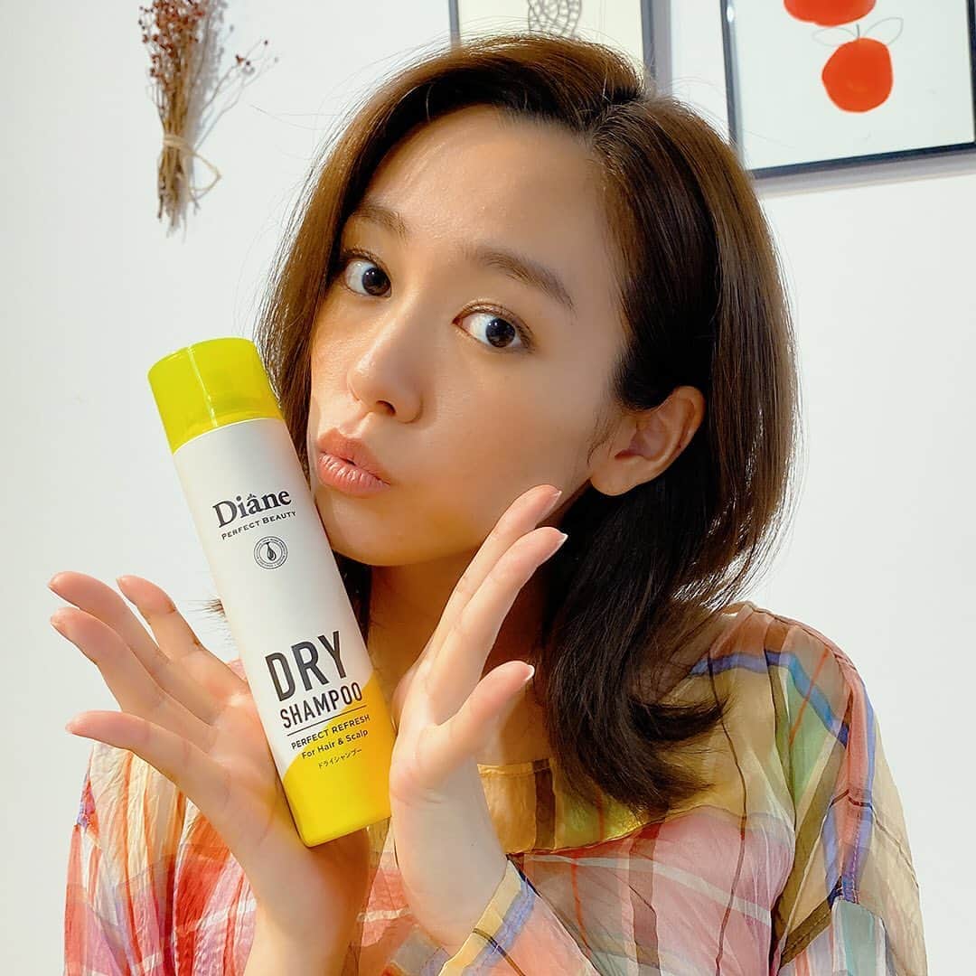 モイストダイアンのインスタグラム：「＼Dianeのドライシャンプー使ってる？／﻿ ﻿ 6月15日より全国放映されるダイアンのドライシャンプー新CMにて、普段からドライシャンプー使っている桐谷美玲さんのオススメポイントをご紹介❗️﻿ ﻿ これからどんどん暑くなってきて、ますますダイアンのドライシャンプーが活躍する季節☀️ ﻿ ﻿ シュッと３秒で洗い立てのような爽快感✨﻿ ﻿ この夏１本持っておけば、いつでも、どこでも簡単ふわサラヘア❤️﻿ ﻿ これからの暑い夏をダイアンのドライシャンプーで爽やかに過ごしましょう🌈﻿ ﻿ ﻿ #ダイアン #パーフェクトビューティー #モイストダイアン #moistdiane #perfectbeauty #ツヤ髪 #シャンプー #ヘアケア #紫外線 #UV対策 #フレッシュ #リフレッシュ #爽快 #ドライシャンプー #dryshampoo #ヘアコスメ #夏 #湿気 #梅雨 #summer #リフレッシュ #shampoo #ヘアスタイリング  #マストアイテム #アウトバス #スッキリ #シュッと３秒 #いつでもどこでも #ヘアリセット #桐谷美玲」