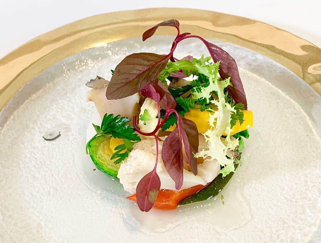 のインスタグラム：「テイクアウト&デリバリー ． 「蝦夷鮑と野菜のマリネ」 ． 盛り付け次第で ご自宅でもレストランアレンジで 召し上がっていただけます😊 ． 父の日のプレゼントでも大好評🎁 YouTubeでは動画で盛り付けをご紹介しております✨ ． #父の日　#お中元ギフト #お中元 #蝦夷鮑と野菜のマリネ #ロアラブッシュ  #ロアラブッシュテイクアウト #leaualabouche_tokyo #テイクアウトグルメ  #テイクアウト #東京グルメ #フレンチレストラン  #青山 #tokyo #japan #leaualabouche #duparc #デュパルク #出張シェフ」
