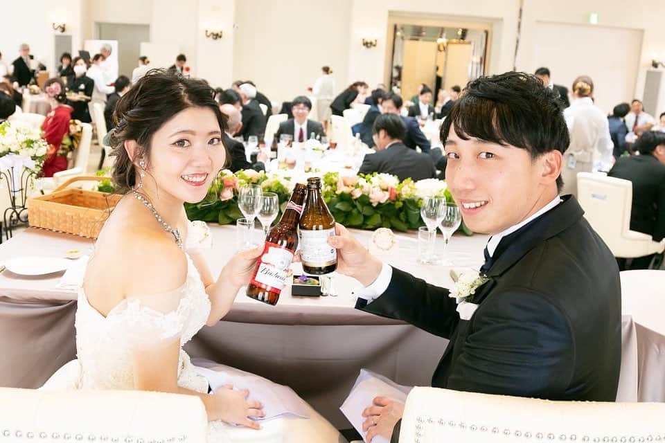 福井結婚式 ヴィラグランディス福井のインスタグラム：「ビールをこよなく愛する新郎様🍺💕﻿ ﻿ おふたりのアイデアで﻿ 乾杯は新郎様セレクトの 世界の色々なビールで﻿ 行いました😋🍻﻿ ﻿ #ヴィラグランディス福井」