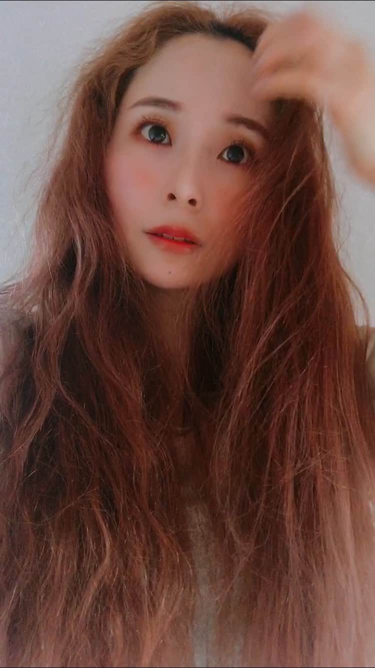 井上花実のインスタグラム：「アイロンも効かない梅雨、チリチリボワ〜天パな私流の乗り切り方です🏄‍♀️使うのはダヴィネスオーセンティックバター、硬すぎず柔すぎないクリームならなんでもいいと思われます ライオン寝癖からポニテにする所まで。 毛先は巻いたり、日によっていろいろアレンジしてます 朝が苦手なのでちゃっちゃと出来る事しかしません。 これからちょっとずつ投稿してゆきます : #天パ#癖毛#くせ毛#アレンジ#セルフアレンジ#アレンジ動画#簡単ヘアアレンジ #梅雨対策#くせ毛を活かす#ヘアアレンジ簡単#ダヴィネス#オーセンティックバター#davines#hair 朝から一度もブラッシングしてなかったのでリアル絡んでます👩🏼‍🦱」