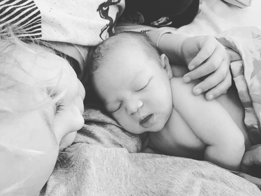 のインスタグラム：「Little Kirra we all ❤️ you so much. Thank you for blessing us with your spirit 💫✨🌟 13.6.20」