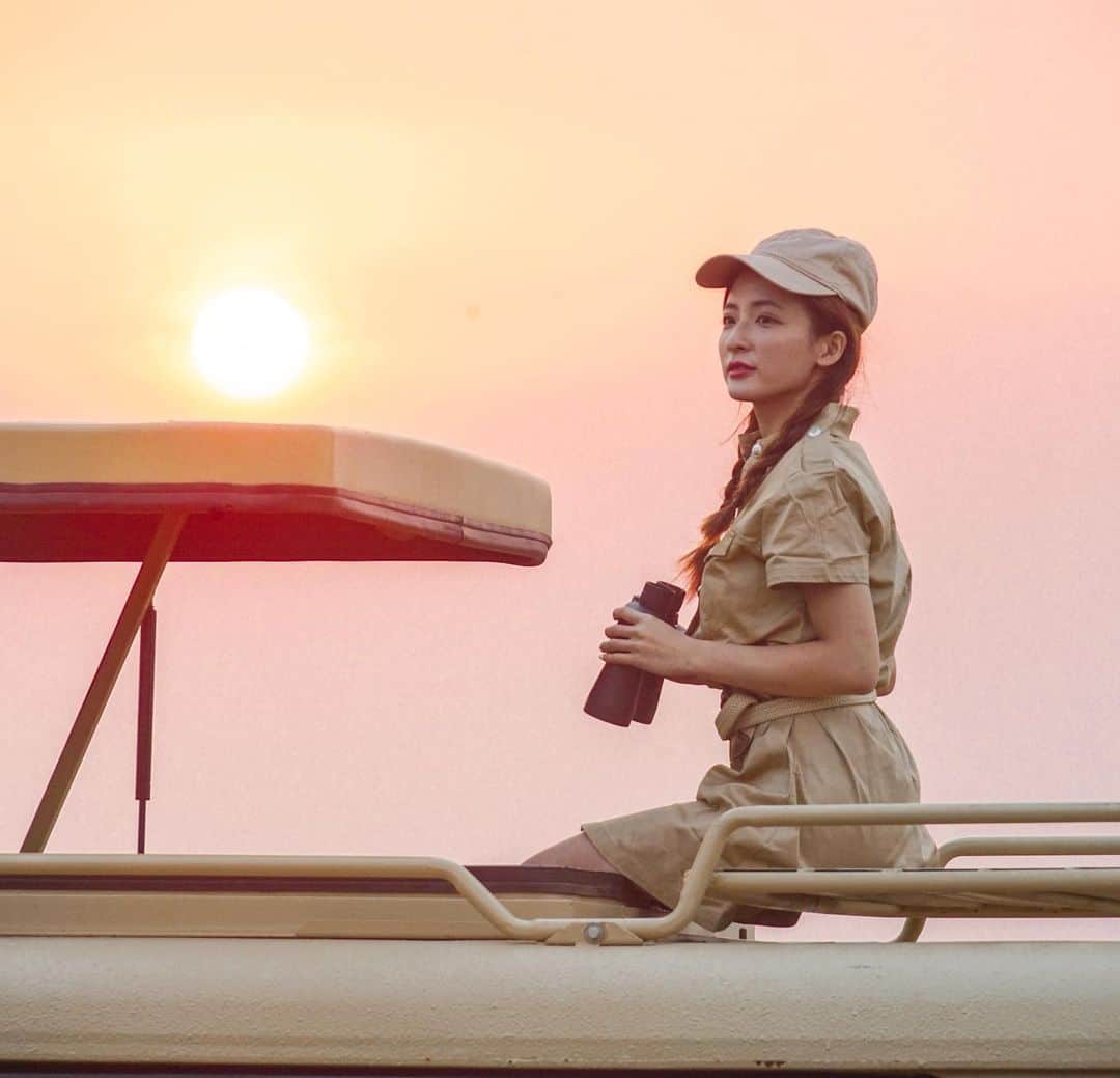 Giann Chanのインスタグラム：「Once the quarantine is over, I'll literally disappear in a hot sec.  #Quarantine #Throwback #Misstraveling #😫 #Africa #Giraffe #Safari #pinksunset #Ctytravelmap」