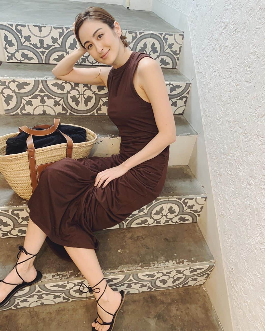 オードリー亜谷香のインスタグラム：「Summer is here! Wearing my new @wakanozawa x @bayflow_inc dress 🤎🤍 #WakaxBayflow #ロエベ #loewe」