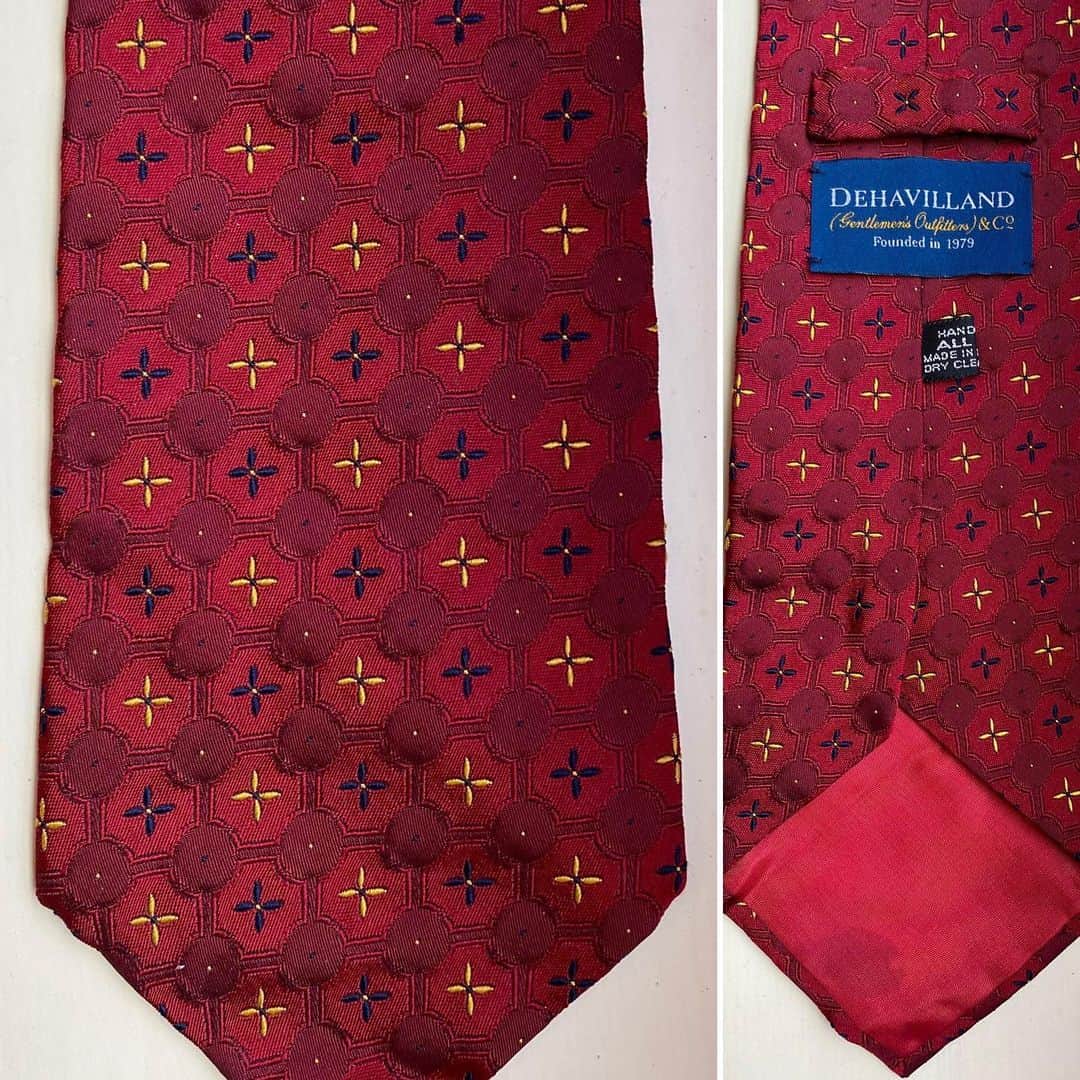 スティーヴン・フライのインスタグラム：「I presented for #fryties last week a slim necksnake in cream and maroon that came from the now defunct menswear chain Blazer. I ruminated on how the misfortune of Blazer’s name being an English word for a kind of sports coat made it so hard to research the company’s history. Some of you well-informed followers were good enough to let me know that Blazer had been founded by one David Krantz and subsequently bought for £5 million by Storehouse, Terence Conran’s retail conglomerate (Mothercare, Habitat, BHS etc) before Storehouse in turn sold the company on to Moss Bros. This included Blazer’s own label tailoring line De Havilland, as in the tie I offer up today. Next Mr Krantz founded the upmarket casual clothing group Racing Green, which he sold for $19 million to Burton in 1996.  Moss Bros and Burton were the two best known names in 20th century British high street menswear. Demob suits, special occasion hire, smart outfits for men who didn’t often wear a suit or think too much about clothes. Both companies struggled to stay afloat in the rising yet turbid retail waters of the 80s and 90s. Fashion, foible and fickle fancy make profitability and even solvency a game of Buckaroo in the clothing business. You can be forced by shareholder pressure to pay for the services of some dickbrain of a “brand consultant” or “PR guru” who’ll have you spend gazillions on redesigning and “reinventing” your shops, and radically changing your lines, logos and layout. Result, you alienate your loyal customers and cause snorts of derision from the young who can see with piercing clarity that you are trying to appeal to them. And nothing will cause them to stay away more completely than that. A painful experience suffered by many a company. And this was before the explosion in online retail.  Burton has the happy privilege of belonging to “Sir” Philip Green of the Arcadia Group now. Gone for a Burton indeed. But one doesn’t wish them ill. It’s tough out there. Nor the Brothers Moss, who have dressed men so well for 170 years. They at least have managed (as far as I can tell) to stay independent.  David Krantz is, I hope, enjoying his money. Thanks for tie, Mr Krantz.」