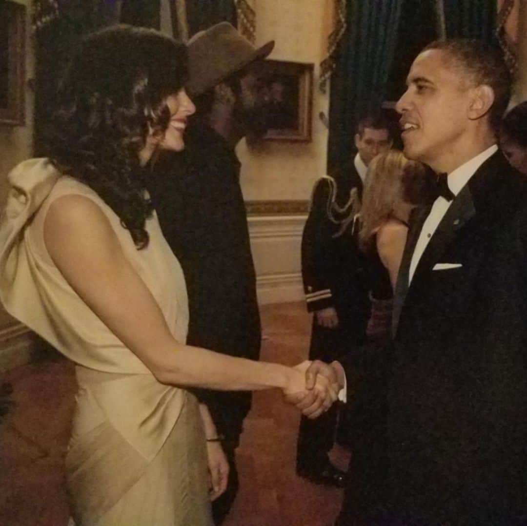 ニコール・トルンフィオのインスタグラム：「Things felt so much better when you were in charge @barackobama 🙏🏼 #obama #day 🙌🏼🙌🏼🙌🏼🙌🏼 (p.s. if you haven’t already, read @michelleobama book ‘Becoming’ we listened to the audio on the way to school every morning 😍 my kids loved it too.」