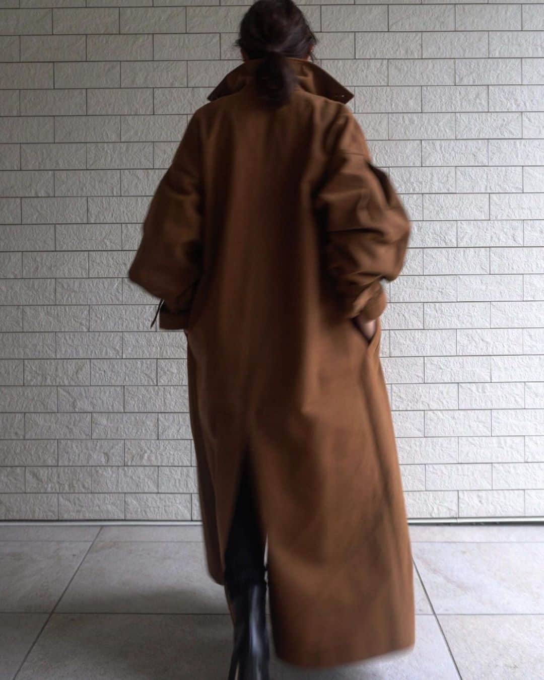 JUNNAのインスタグラム：「2020  AUTUMN/WINTER  #2020ETRE_AW  #ヘリンボーンオーバーサイズコート 6月18日先行発売  ハリ感のあるヘリンボーン生地を使用したオーバーサイズのコート。 このオーバーサイズ感、スリーブのボリューム張り感。  パーフェクト。  ヴィンテージの古着をターゲットに作成した生地は、 経年変化が楽しめる、時と共に魅力の増すお洋服。  本当にこのコート全色買い占めたい程のお気に入り。  2020AWの中のMY TOP 3💪  スクエアトゥーのセンターシームブーツもこの秋冬履きまくる万能ブーツだと言う事は昨年を見たら分かりますね😅  ETRÉ TOKYO ONLINE STOREでは、 秋アイテムの先行予約会を開催いたします。 ・ ・ 開催期間  6/18(木)19:00 - 6/24(水)23:59 🌿CAMPAIGN  COUPON PRESENT 期間中、対象の予約アイテムをご予約頂いたお客様には OFFICIAL ONLINE STOREにて 2020年7月1日(水)ー2020年7月31(金)23:59まで ご利用可能な 【¥3,000クーポン】をプレゼント ※クーポンの配布は2020/7/1 19時を予定しております。 マイページ「クーポンの確認」をご覧ください。  #etretokyo #2020ETRE_AW #秋服#冬服 #秋コーデ #冬コーデ #コート」
