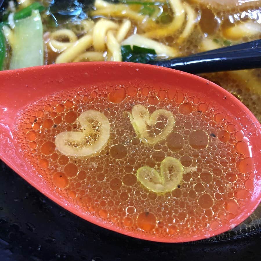 南條早紀さんのインスタグラム写真 - (南條早紀Instagram)「2日連続ラーメン🍜 . 日曜のお昼は魚津のはじめ家ラーメン。 定番のほうれん草増しと味玉。 ご飯もつけちゃった…🍚💓 . . 食べすぎぱんぱんのお腹で向かうは 金太郎温泉♨️ 帰宅してからもからだから香る 硫黄の匂い。いい湯です(´｀)💓 . . 温泉＋美味しいもの これを1日で満喫するの、幸せだな〜 最高の過ごし方だと思っております😚 . そんな気持ちを表すかのような スープに浮かぶネギハート♥️ 喜び倍増でした☺️ . . ごちそうさまでした💓 . さて週末、たくさん食べたので 今週はちょっとセーブします〜 エサを与えないでください🥺笑 . . #富山 #富山県 #魚津 #魚津市 #toyama #富山グルメ #魚津グルメ #ラーメン #吉村家 #はじめ家 #ラーメンはじめ家 #めんすたぐらむ #ほうれん草 #味玉 #トッピング #チャーシューまぶしご飯 #グルメ #食べるの好きな人と繋がりたい  #食後は #温泉 #金太郎温泉 #大好き #ネギ #ネギハート #ハートネギ #❤️ #休日の過ごし方 #アナウンサー #南條早紀 #なんじょうのにちじょう」6月15日 19時49分 - nanjo_saki