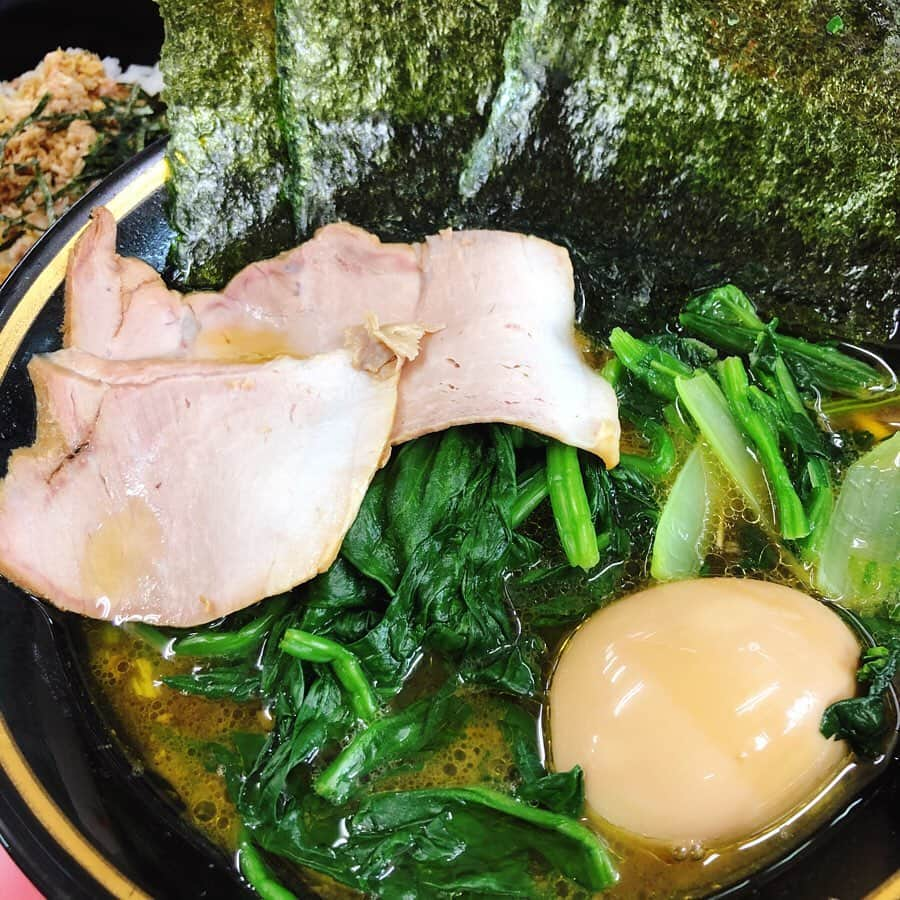 南條早紀さんのインスタグラム写真 - (南條早紀Instagram)「2日連続ラーメン🍜 . 日曜のお昼は魚津のはじめ家ラーメン。 定番のほうれん草増しと味玉。 ご飯もつけちゃった…🍚💓 . . 食べすぎぱんぱんのお腹で向かうは 金太郎温泉♨️ 帰宅してからもからだから香る 硫黄の匂い。いい湯です(´｀)💓 . . 温泉＋美味しいもの これを1日で満喫するの、幸せだな〜 最高の過ごし方だと思っております😚 . そんな気持ちを表すかのような スープに浮かぶネギハート♥️ 喜び倍増でした☺️ . . ごちそうさまでした💓 . さて週末、たくさん食べたので 今週はちょっとセーブします〜 エサを与えないでください🥺笑 . . #富山 #富山県 #魚津 #魚津市 #toyama #富山グルメ #魚津グルメ #ラーメン #吉村家 #はじめ家 #ラーメンはじめ家 #めんすたぐらむ #ほうれん草 #味玉 #トッピング #チャーシューまぶしご飯 #グルメ #食べるの好きな人と繋がりたい  #食後は #温泉 #金太郎温泉 #大好き #ネギ #ネギハート #ハートネギ #❤️ #休日の過ごし方 #アナウンサー #南條早紀 #なんじょうのにちじょう」6月15日 19時49分 - nanjo_saki