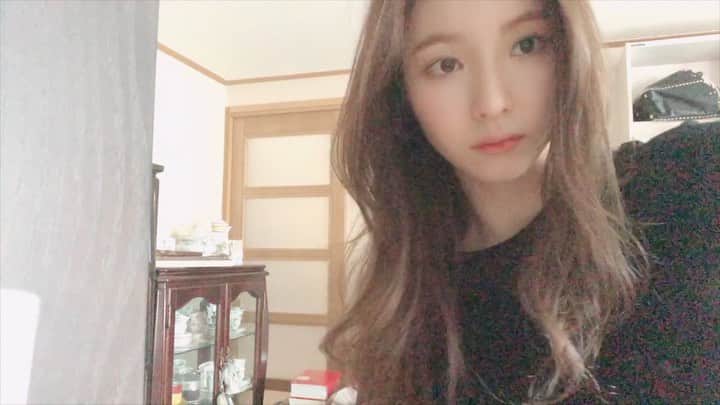 シン・セギョンのインスタグラム：「새 브이로그 업로드 되었습니다❣️링크는 프로필에✨ link in bio!」