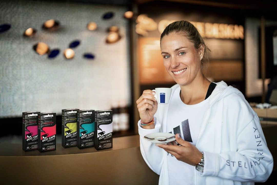 アンジェリーク・ケルバーのインスタグラム：「Before anything else, my day starts with a coffee… ☺️ ☕ But drinking coffee and doing good at the same time? With LAVAZZA Eco Caps both is possible - they're fully compostable and there is also a good cause to it. Tell me about your favorite type of coffee and @lavazza_de will donate coffee plants in association with the @hrnstiftung. Moreover, if you share your favorite LAVAZZA Eco Caps flavor, you might get the chance to win a Meet & Greet with me. For more info and terms > link in bio — Ohne Kaffee kann der Tag bei mir nicht losgehen…. ☺️ ☕ Aber Kaffee trinken und gleichzeitig etwas Gutes tun? Das geht mit den LAVAZZA Eco Caps. Nicht nur weil die Kapseln voll kompostierbar sind, sondern weil damit auch eine Aktion für den guten Zweck unterstützt wird. Schreibt mir, wie ihr euren Kaffee morgens am liebsten trinkt und @lavazza_de spendet gemeinsam mit der @hrnstiftung Kaffeepflanzen für eine gute Sache. Wenn ihr mir außerdem eure Lieblingssorte der LAVAZZA Eco Caps nennt, habt ihr die Chance, ein Meet & Greet mit mir zu gewinnen. Für weitere Infos > Link in der Bio . . #lavazza #ecocaps #gemeinsamstark」