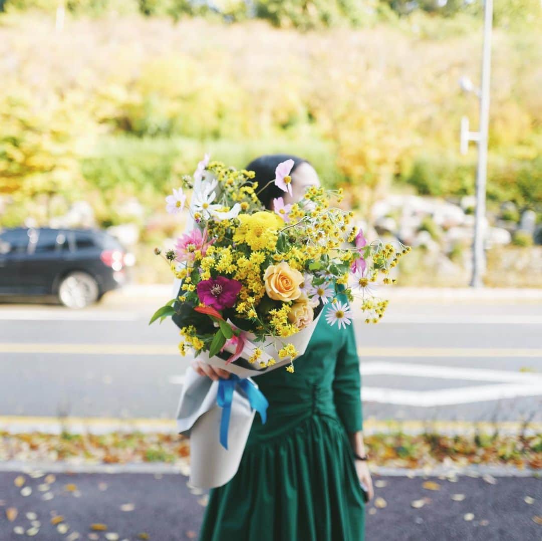 JF flower Shopさんのインスタグラム写真 - (JF flower ShopInstagram)「너무너무 덥다 ✨ . . . .#2020jfflowershop #jfflowershop #flower #florist #floral #flowerlesson #koreanflorist #flowerstagram  #koreanflower  #웨딩부케 #플로리스트 #플로리스트수업 #핸드타이드  #범계플라워레슨 #꽃꽂이 #플라워레슨 #꽃꽂이수업 #안양꽃집 #범계꽃집 #평촌꽃집 #과천꽃집 #인덕원꽃집 #동편마을꽃집 #포일동꽃집 #내손동꽃집  #의왕꽃집 #花#花艺设计」6月15日 14時30分 - jfflowershop