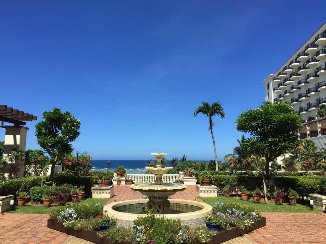 ホテル日航アリビラ 公式Instagramさんのインスタグラム写真 - (ホテル日航アリビラ 公式InstagramInstagram)「皆様、こんにちは。例年よりとても早く梅雨明けした沖縄。 ここアリビラでも、照り付ける太陽と空と海の青さが一足早い夏の始まりを告げています。」6月15日 14時30分 - hotelnikkoalivila