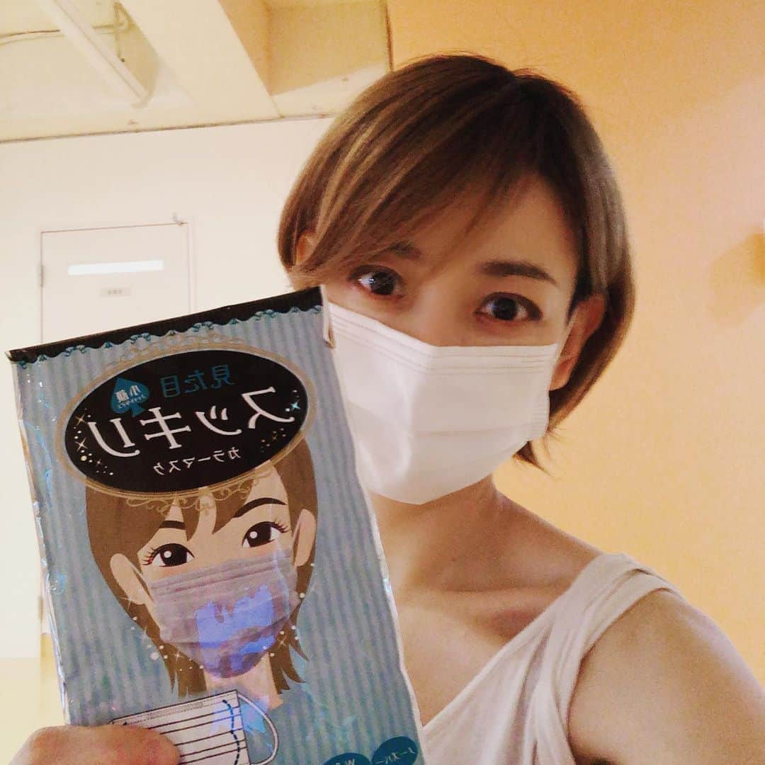 初嶺麿代さんのインスタグラム写真 - (初嶺麿代Instagram)「生徒さんに差し入れ頂きました。 マスクのパッケージのイラスト初嶺先生みたいだから購入しましたぁーってww  私を思い出していただきありがとうございます😊 とはいえ、どことなくは似てるでしょうか❓ 髪型は似てる笑 #マスク  #ありがとうございます」6月15日 14時23分 - hatsunemayo