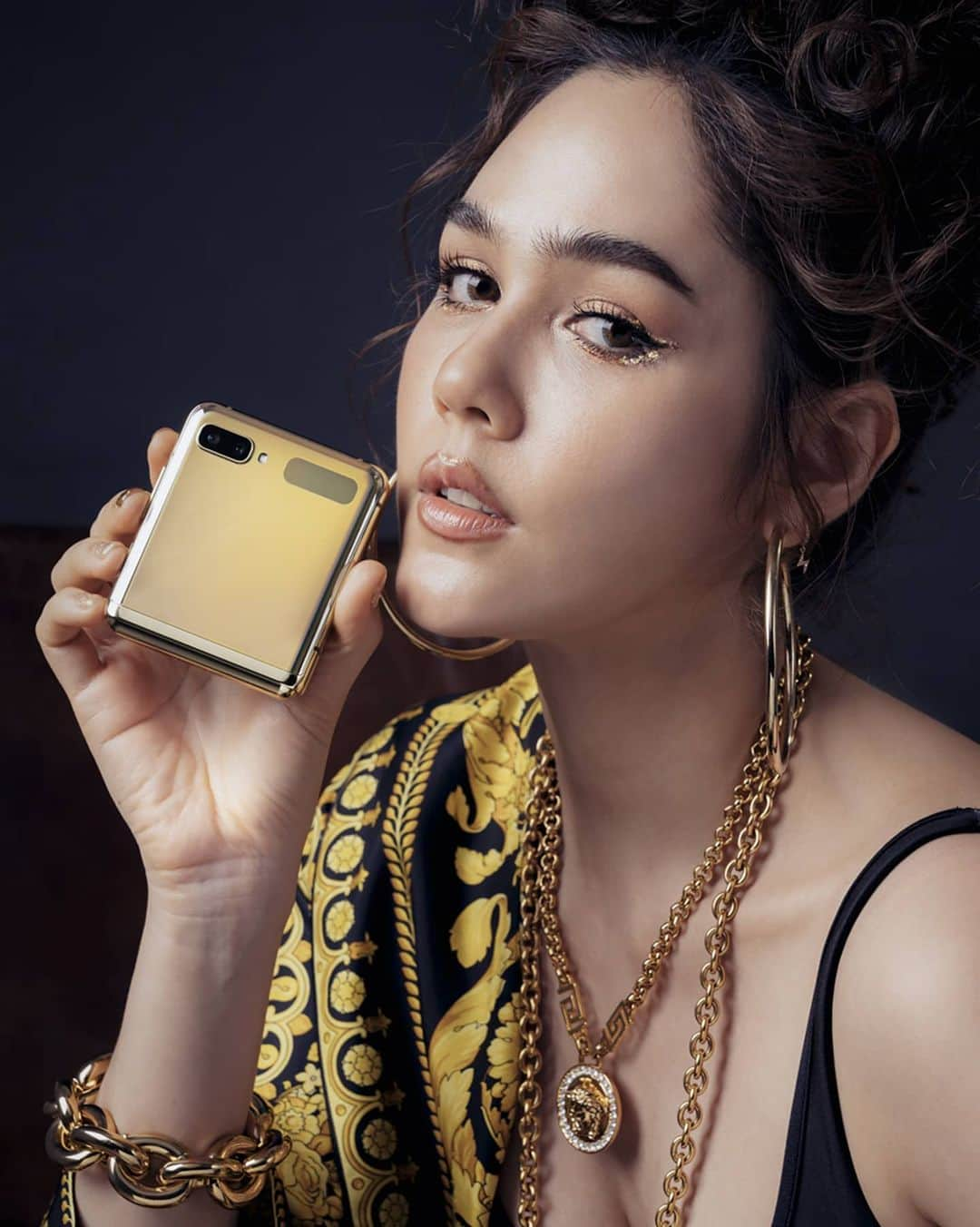 Araya Alberta Hargateさんのインスタグラム写真 - (Araya Alberta HargateInstagram)「Galaxy Z Flip “Mirror Gold” is the hottest thing now! สมาร์ทโฟนจอพับได้ สีใหม่ Limited Edition รีบเป็นเจ้าของได้แล้วที่ Samsung Experience Store, Samsung.com และ  Exclusive ที่ AIS #GalaxyZFlipTH #TeamGalaxy」6月15日 14時29分 - chomismaterialgirl