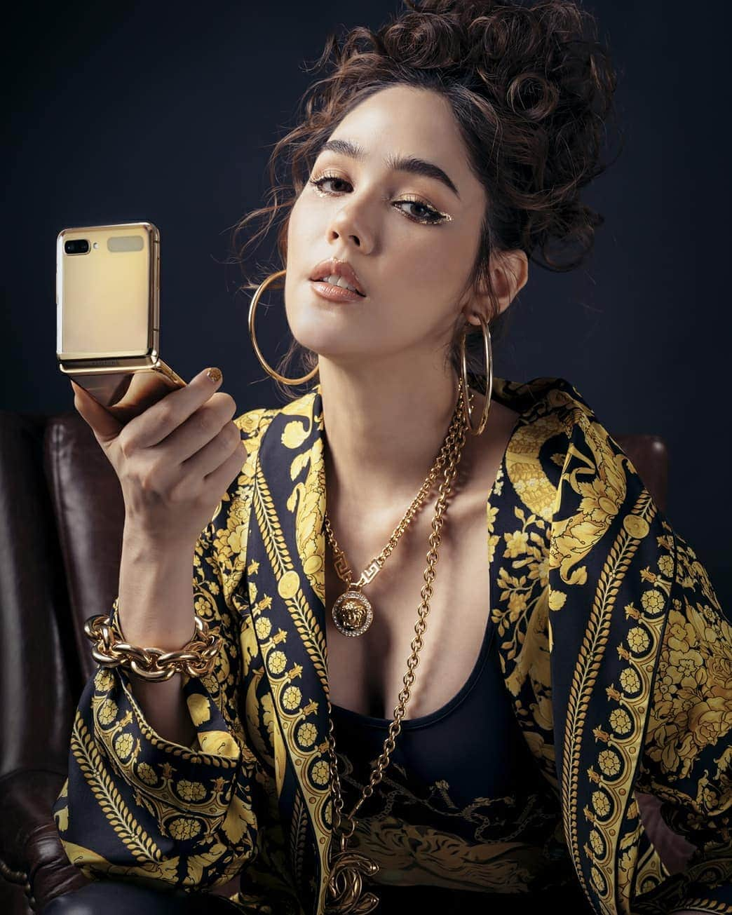 Araya Alberta Hargateさんのインスタグラム写真 - (Araya Alberta HargateInstagram)「Galaxy Z Flip “Mirror Gold” is the hottest thing now! สมาร์ทโฟนจอพับได้ สีใหม่ Limited Edition รีบเป็นเจ้าของได้แล้วที่ Samsung Experience Store, Samsung.com และ  Exclusive ที่ AIS #GalaxyZFlipTH #TeamGalaxy」6月15日 14時29分 - chomismaterialgirl