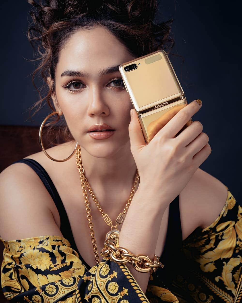 Araya Alberta Hargateさんのインスタグラム写真 - (Araya Alberta HargateInstagram)「Galaxy Z Flip “Mirror Gold” is the hottest thing now! สมาร์ทโฟนจอพับได้ สีใหม่ Limited Edition รีบเป็นเจ้าของได้แล้วที่ Samsung Experience Store, Samsung.com และ  Exclusive ที่ AIS #GalaxyZFlipTH #TeamGalaxy」6月15日 14時29分 - chomismaterialgirl