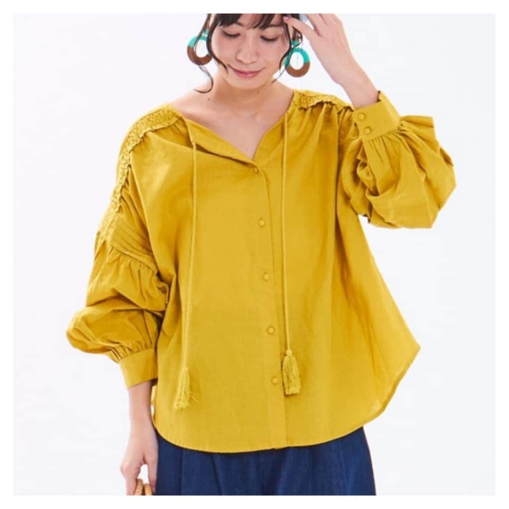 のインスタグラム：「. 【2020 summer collection】 . ふんわりと立体的なシルエットに デザインスリーブが魅力的🌿 . . ▶tops #綿麻ピンタックタッセルブラウス No.53354220 イエロー/ベージュ/オフホワイト/ブラウン ￥7,590- . . #furryrate #ファーリーレート #furry #ファーリー #tops #ブラウス #summer #夏 #fashion #blouse #ピンタック #タッセル #ボリュームスリーブ #綿麻 #ボタニカル」