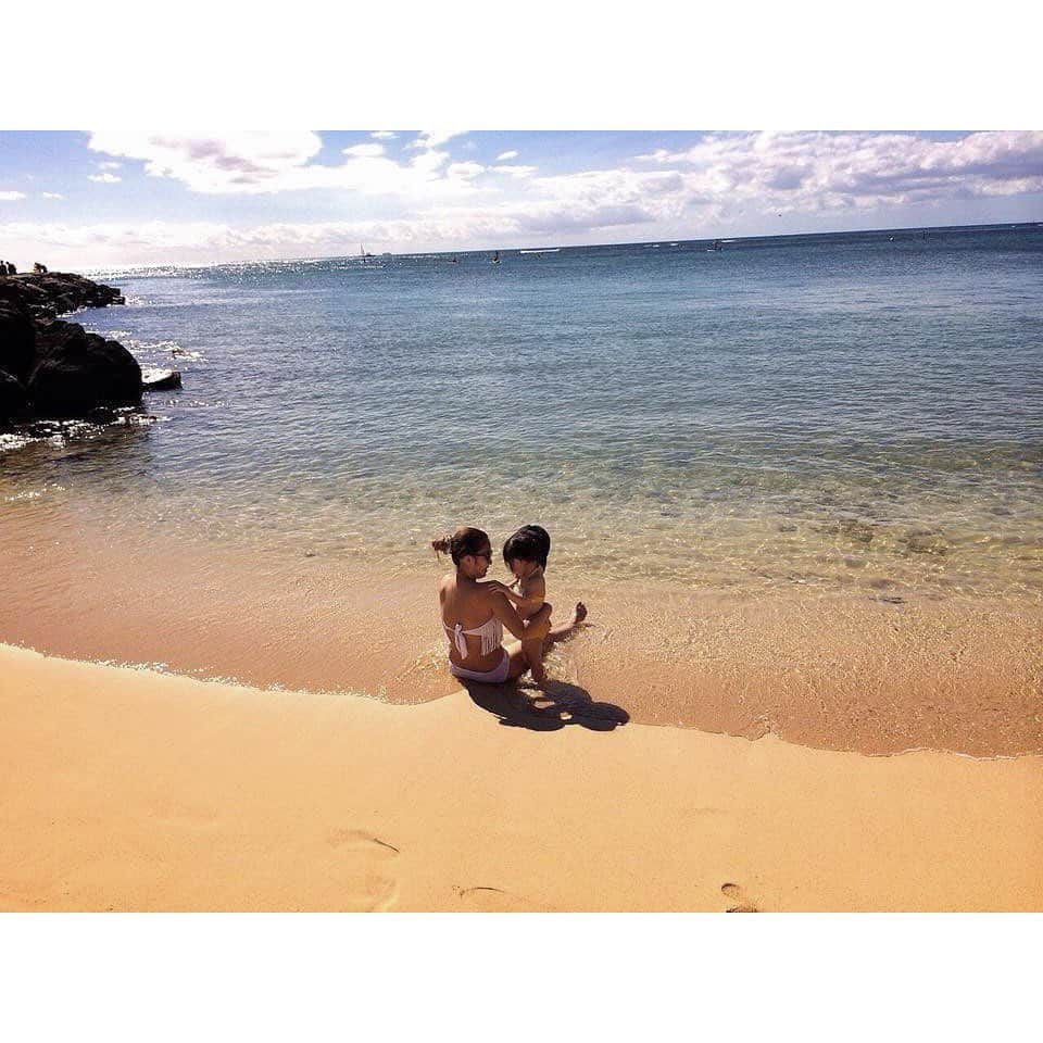 葉月樹里のインスタグラム：「Hawaii🌴（スライドしてねん） . .  Hawaiiは毎度毎度、日本以上に知り合いに合う説。 . .  夏近づいて来た感👙 . . .  #葉月樹里 #soiréeine #ソワレーヌ #Hawaii #waikiki #ハワイ #ワイキキ #アウラニ #トランプホテルワイキキ #冬に行くリゾート地が好き #海よりプール派だで」