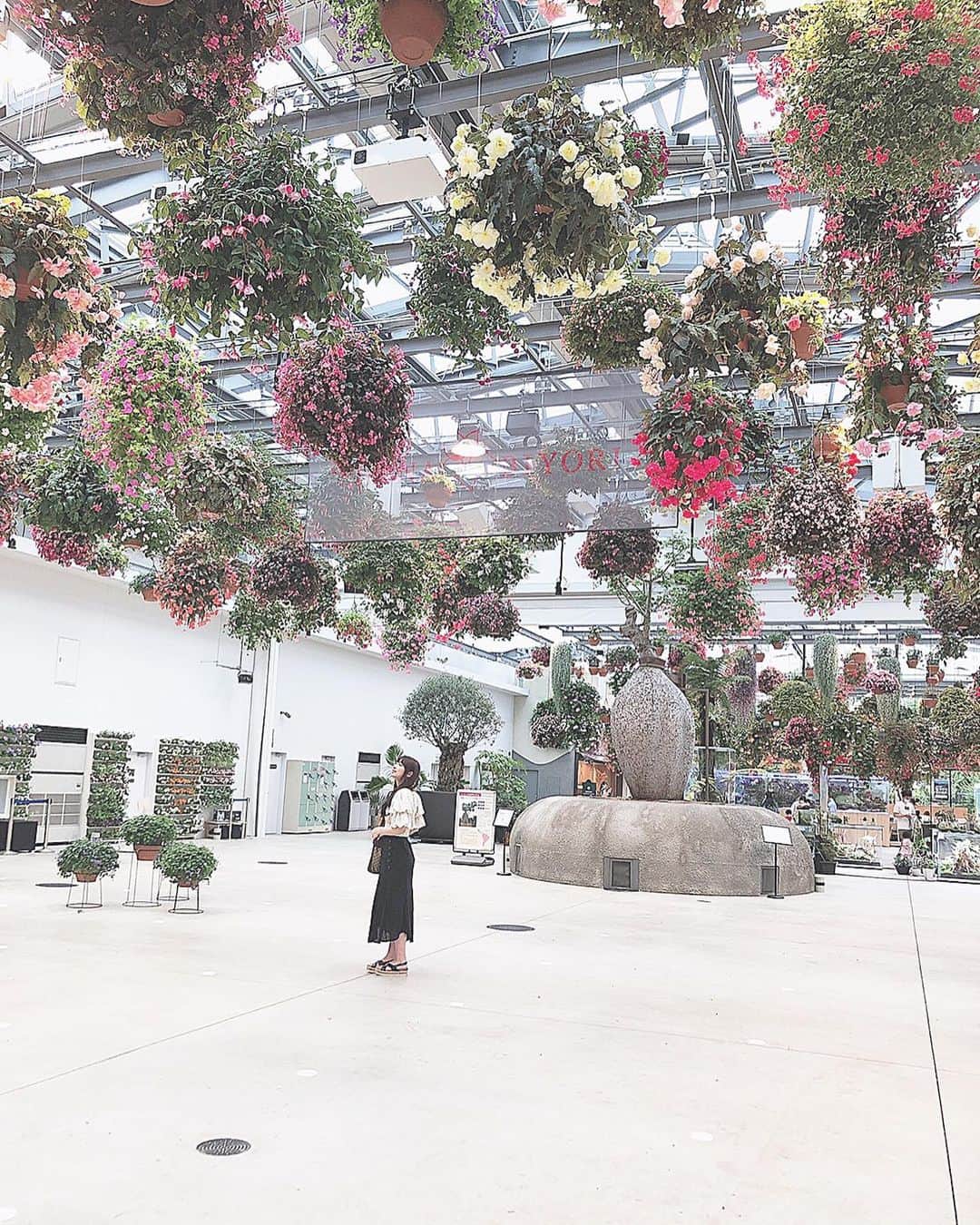 のインスタグラム：「🌸🌼🌸🌼 新感覚フラワーパークHANA・BIYORI💐 お花いっぱいでステキな空間だった〜💫 スタバもあったよ！！ 植物園では日本初みたい🥺🤍 #hanabiyori  #flowers  #starbucks  #🌸🌼 #🐠🐠」