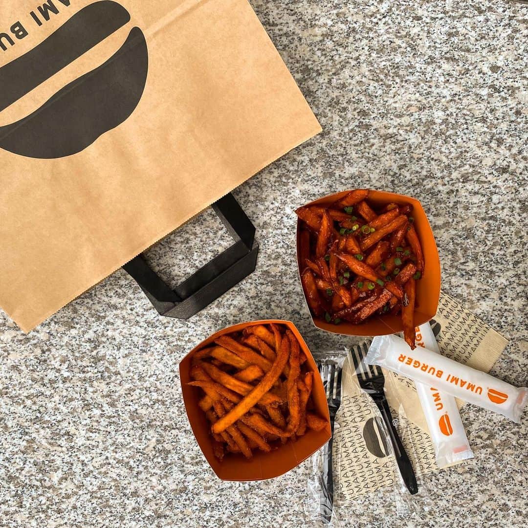 のインスタグラム：「﻿ テイクアウト15%offキャンペーンまだまだ実施中です🥓🍳🎉﻿ ﻿ ウマミバーガーでは、じゃがいも🥔を使ったポテトフライも人気ですが、さつまいも🍠を使った甘塩っぱいスイートポテトフライも人気があります🌟﻿ ﻿ この機会にぜひお試しください🌼🌼🌼﻿ ﻿ #umamiburger  #umamiburgerjpn  #ウマミバーガー  #うまみバーガー  #みなとみらい  #みなとみらいカフェ  #みなとみらいランチ  #横浜  #横浜グルメ  #テイクアウト  #ポテトフライ」