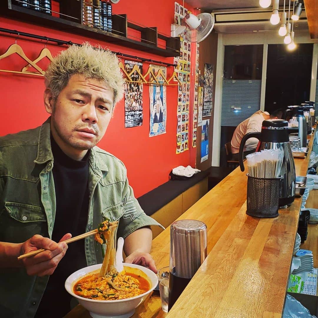 太田芳伸のインスタグラム：「一緒に御飯食べに来たけど . ソーシャルディスタンスって こんな離れなアカンかったっけ⁉️ . . . ・・・こっち見んな！！！ . と言うことで明日の夜 この人ともう一人で３人のリレー方式で インスタライブやりますよ～🎵 . 見てくださいね～☺️👍 時間はまたストーリーにあげまーす‼️」