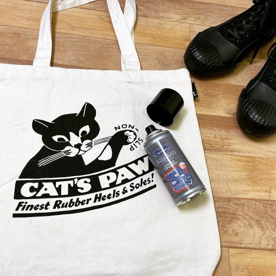 m.mowbrayさんのインスタグラム写真 - (m.mowbrayInstagram)「CAT'S PAWのキャンバストート ﻿一目見た瞬間に 「これは買わなくては！」 と思い衝動買いしてしまいました。  汚したくないのでプロテクターアルファで絶対防御の構え。  守りたい、この笑顔。  ーーーーーーーーーー  M.MOWBRAY﻿ プロテクターアルファ﻿ ¥800(+tax) 60ml〈NEW〉﻿ ¥1,000(+tax)125ml﻿ ¥1,500(+tax)220ml﻿ ¥2,000(+tax)300ml﻿ ﻿ ▼ ▼ ▼﻿ ﻿ #MMOWBAY #mmowbray #shoecare #shoshine #RandD #randdshoecare ﻿ #エムモゥブレィ#モゥブレィ #シューケア #シューシャイン#アールアンドデー #スニーカー #傘 #防水スプレー #雨の日 #雨の日対策 #梅雨 #catspaw #canvas #」6月15日 14時38分 - m.mowbray