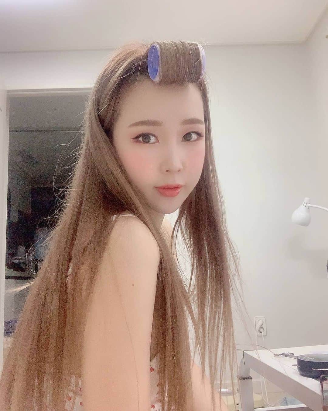 のインスタグラム：「궁시렁궁시렁 화장하다 카메라 들이대니 포즈취하는 그런사딘 ㅎㅎㅎ . 아이폰 11 pro 어때요? 살까 고민중..」