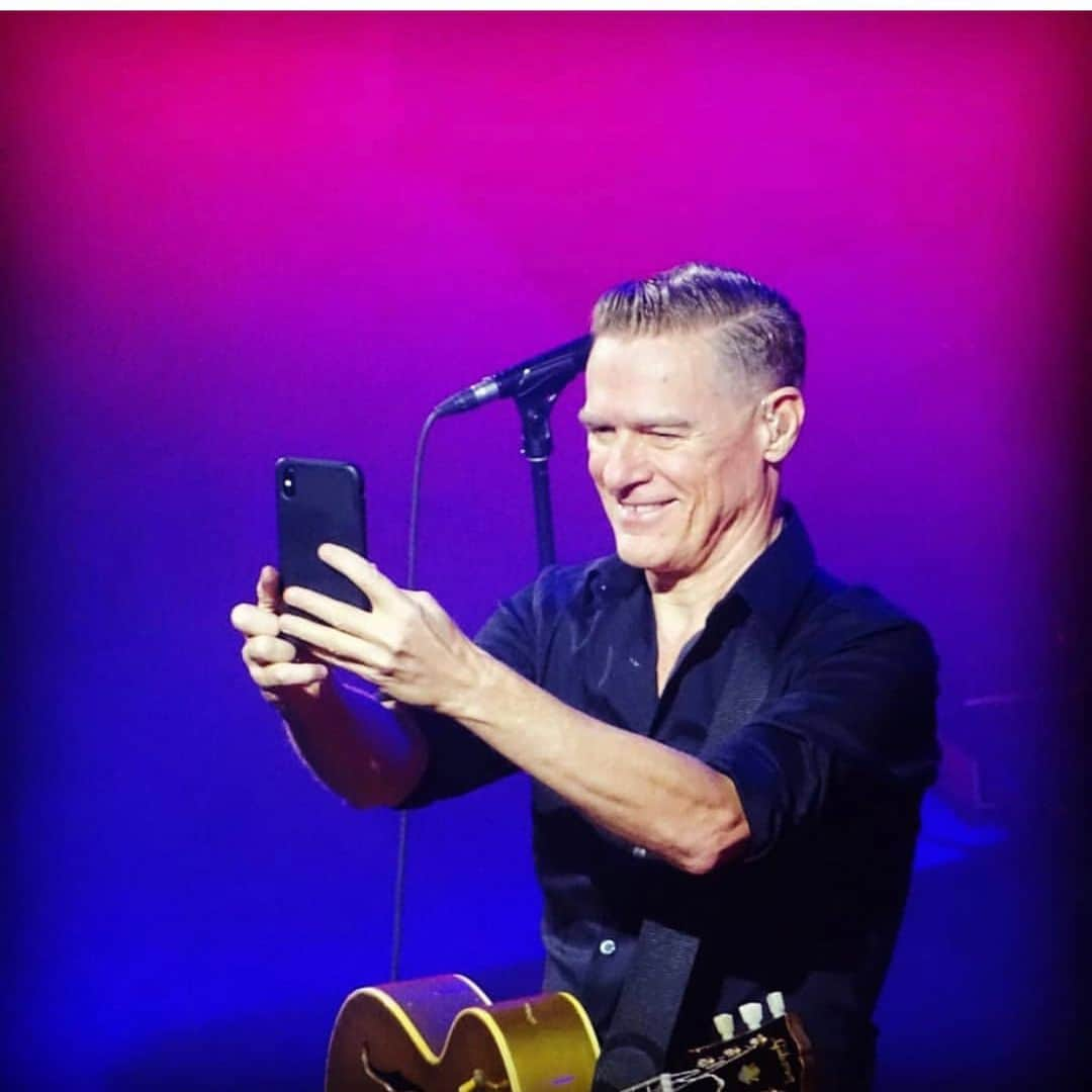 ブライアン・アダムスさんのインスタグラム写真 - (ブライアン・アダムスInstagram)「Live Bologna December 2019. Not sure how Maurizio took these photos, but bravo!#bryanadamsshinealight #bologna #livegigs」6月15日 14時43分 - bryanadams