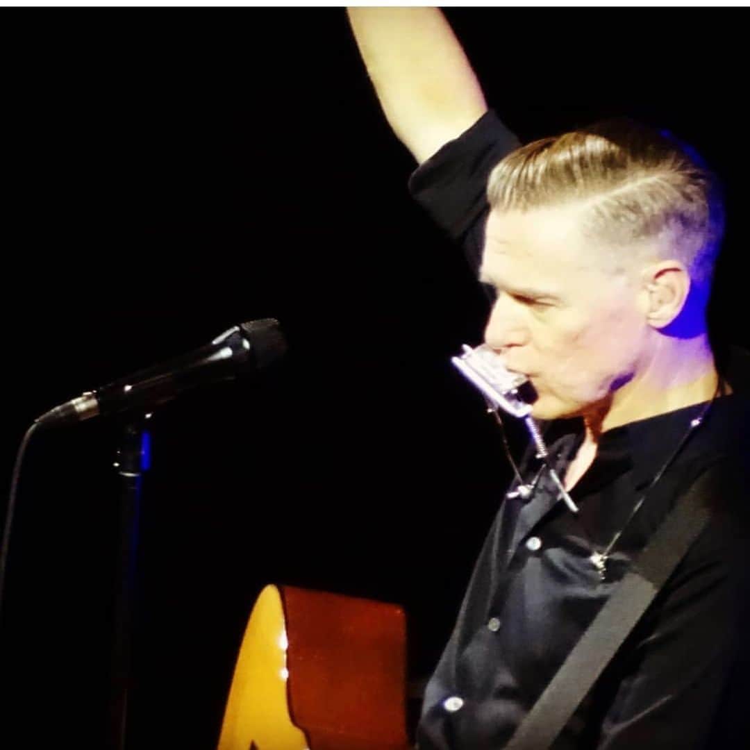 ブライアン・アダムスのインスタグラム：「Live Bologna December 2019. Not sure how Maurizio took these photos, but bravo!#bryanadamsshinealight #bologna #livegigs」