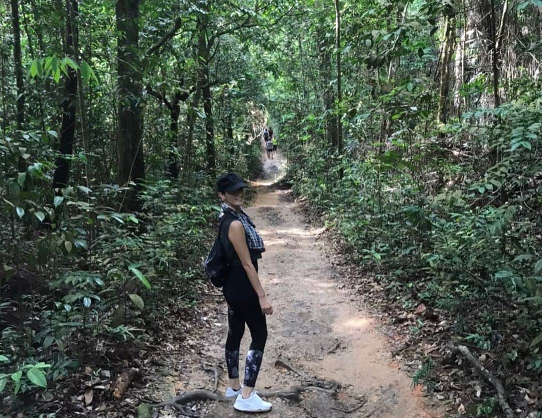 畑田亜希さんのインスタグラム写真 - (畑田亜希Instagram)「MacRitchie Reservoir Park ・ シンガポールにこんな絶景があったなんて✨ ・ 綺麗過ぎて言葉にならない❤️ ・ 約10キロのハイキングコース⛰ Tree top walk は残念ながら閉まってて行けなかったけど、この夕陽を見れて大満足🥰 ・ 途中豪雨で泥だらけ、ビショ濡れになったけど、どれも楽しかった〜😆⛈ ・ 真っ白いスニーカーが帰りはブラックに🖤 ・ #2020 #sg #singapore #macritchiereservoir #macritchietreetopwalk  #sunset」6月15日 15時05分 - akihatada