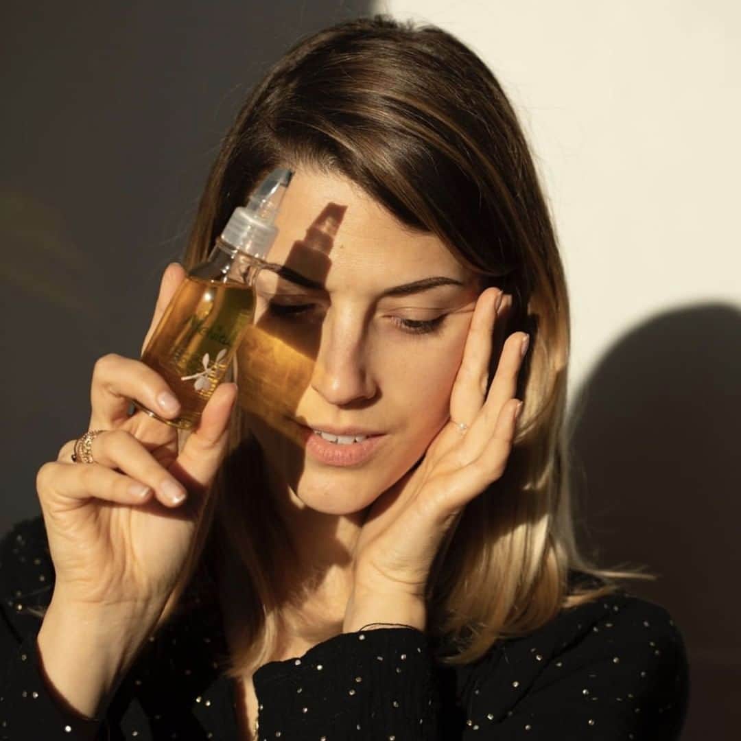 Melvita Officialのインスタグラム：「Le soleil est de retour et l’été s’installe, connaissez-vous les huiles végétales bio de l’été ?  Jojoba 💦 : Lutte contre la déshydratation Carotte 🥕: Booste l’effet bonne mine Calendula☀️ : Apaise après le soleil  Dites-nous en commentaires laquelle vous fait de l’oeil 👀. Merci à @youmakefashion pour ce joli visuel 😍  #melvita #jojoba #carotte #calendula #huilesvegetales #bio #nature #summer #été」