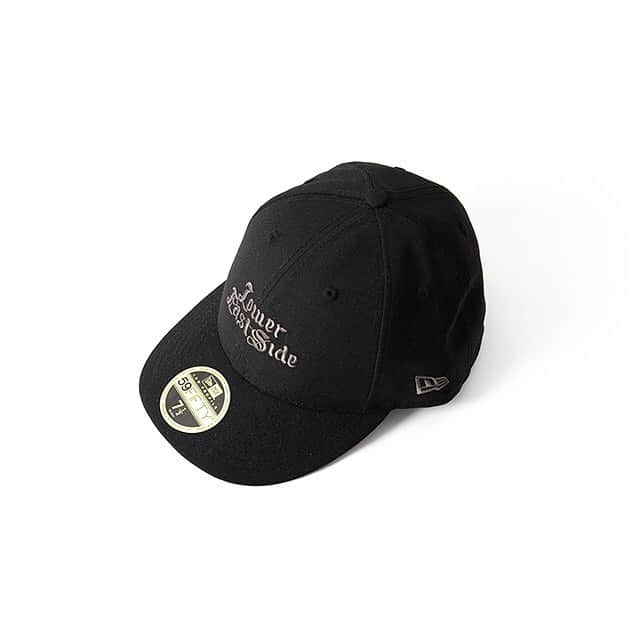 のインスタグラム：「FREEMANS SPORTING CLUB x NEW ERA﻿ ﻿ FREEMANS SPORTING CLUBと2020年にブランド100周年を迎えるNEW ERA (ニューエラ)の待望のコラボレーションアイテムが発売。﻿ ﻿ ニューエラの数あるアイテムのうち、今回型としてチョイスしたNEW ERA 59FIFTY LOW PROFILEは従来の59FIFTYよりもクラウンの高さが低めにデザインされ、バイザーがカーブ仕様なのが特徴。﻿ サイドに施されているNEW ERAロゴのフラッグ刺繍は全てクラウン部分の刺繍と同色となっております。﻿ ﻿ また今回は特別別注にてFSCオリジナルフォントを使用した「Lower East Side」のデザインを採用。﻿ 2005年にFREEMANS SPORTING CLUB – NY本店が誕生した地域である「Lower East Side」。敢えて文字間を不均一にしたデザインは、目まぐるしく変わりゆく街であるニューヨークを表現しています。﻿ ﻿ ストリートに精通し、キャップコレクターとしても知られるFREEMANS SPORTING CLUB BUYERの嗜好を詰め込んだ一品。﻿ 是非お手に取っていただき、拘り抜いたディテールを感じるとともに、胸懐の一つとして寄り添えますと幸いです。 ﻿ ﻿ 【発売日 6月17日(水)】﻿ FREEMANS SPORTING CLUB x NEW ERA﻿ product no：LP5950FSC-UF04﻿ color：black / navy / camel﻿ size : 7 1/4 7 3/8 7 1/2﻿ price：¥6,000+tax﻿ ﻿ #freemanssportingclub ﻿ #LowerEastSide #newera ﻿ #newerajapan ﻿ #59FIFTY」