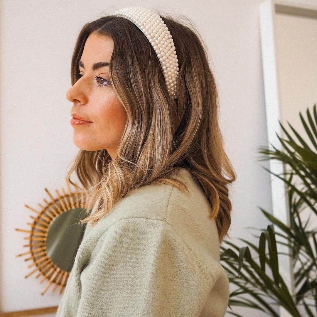 アクセサライズのインスタグラム：「Nail the 'I didn't just roll out of bed for this Zoom meeting' look with a pearl headband. 📷. @iamcharlotteolivia  Tap to shop or head to the link in our bio #Accessorize #Accessorizer」