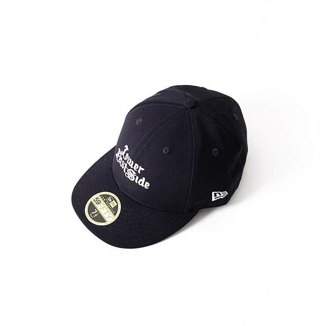 のインスタグラム：「FREEMANS SPORTING CLUB x NEW ERA﻿ ﻿ FREEMANS SPORTING CLUBと2020年にブランド100周年を迎えるNEW ERA (ニューエラ)の待望のコラボレーションアイテムが発売。﻿ ﻿ ニューエラの数あるアイテムのうち、今回型としてチョイスしたNEW ERA 59FIFTY LOW PROFILEは従来の59FIFTYよりもクラウンの高さが低めにデザインされ、バイザーがカーブ仕様なのが特徴。﻿ サイドに施されているNEW ERAロゴのフラッグ刺繍は全てクラウン部分の刺繍と同色となっております。﻿ ﻿ また今回は特別別注にてFSCオリジナルフォントを使用した「Lower East Side」のデザインを採用。﻿ 2005年にFREEMANS SPORTING CLUB – NY本店が誕生した地域である「Lower East Side」。敢えて文字間を不均一にしたデザインは、目まぐるしく変わりゆく街であるニューヨークを表現しています。﻿ ﻿ ストリートに精通し、キャップコレクターとしても知られるFREEMANS SPORTING CLUB BUYERの嗜好を詰め込んだ一品。﻿ 是非お手に取っていただき、拘り抜いたディテールを感じるとともに、胸懐の一つとして寄り添えますと幸いです。 ﻿ ﻿ 【発売日 6月17日(水)】﻿ FREEMANS SPORTING CLUB x NEW ERA﻿ product no：LP5950FSC-UF04﻿ color：black / navy / camel﻿ size : 7 1/4 7 3/8 7 1/2﻿ price：¥6,000+tax﻿ ﻿ #freemanssportingclub ﻿ #LowerEastSide #newera ﻿ #newerajapan ﻿ #59FIFTY」