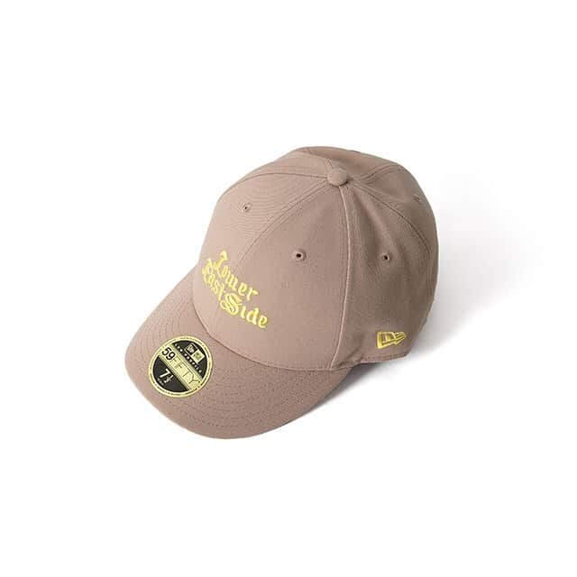 のインスタグラム：「FREEMANS SPORTING CLUB x NEW ERA﻿ ﻿ FREEMANS SPORTING CLUBと2020年にブランド100周年を迎えるNEW ERA (ニューエラ)の待望のコラボレーションアイテムが発売。﻿ ﻿ ニューエラの数あるアイテムのうち、今回型としてチョイスしたNEW ERA 59FIFTY LOW PROFILEは従来の59FIFTYよりもクラウンの高さが低めにデザインされ、バイザーがカーブ仕様なのが特徴。﻿ サイドに施されているNEW ERAロゴのフラッグ刺繍は全てクラウン部分の刺繍と同色となっております。﻿ ﻿ また今回は特別別注にてFSCオリジナルフォントを使用した「Lower East Side」のデザインを採用。﻿ 2005年にFREEMANS SPORTING CLUB – NY本店が誕生した地域である「Lower East Side」。敢えて文字間を不均一にしたデザインは、目まぐるしく変わりゆく街であるニューヨークを表現しています。﻿ ﻿ ストリートに精通し、キャップコレクターとしても知られるFREEMANS SPORTING CLUB BUYERの嗜好を詰め込んだ一品。﻿ 是非お手に取っていただき、拘り抜いたディテールを感じるとともに、胸懐の一つとして寄り添えますと幸いです。 ﻿ ﻿ 【発売日 6月17日(水)】﻿ FREEMANS SPORTING CLUB x NEW ERA﻿ product no：LP5950FSC-UF04﻿ color：black / navy / camel﻿ size : 7 1/4 7 3/8 7 1/2﻿ price：¥6,000+tax﻿ ﻿ #freemanssportingclub ﻿ #LowerEastSide #newera ﻿ #newerajapan ﻿ #59FIFTY」