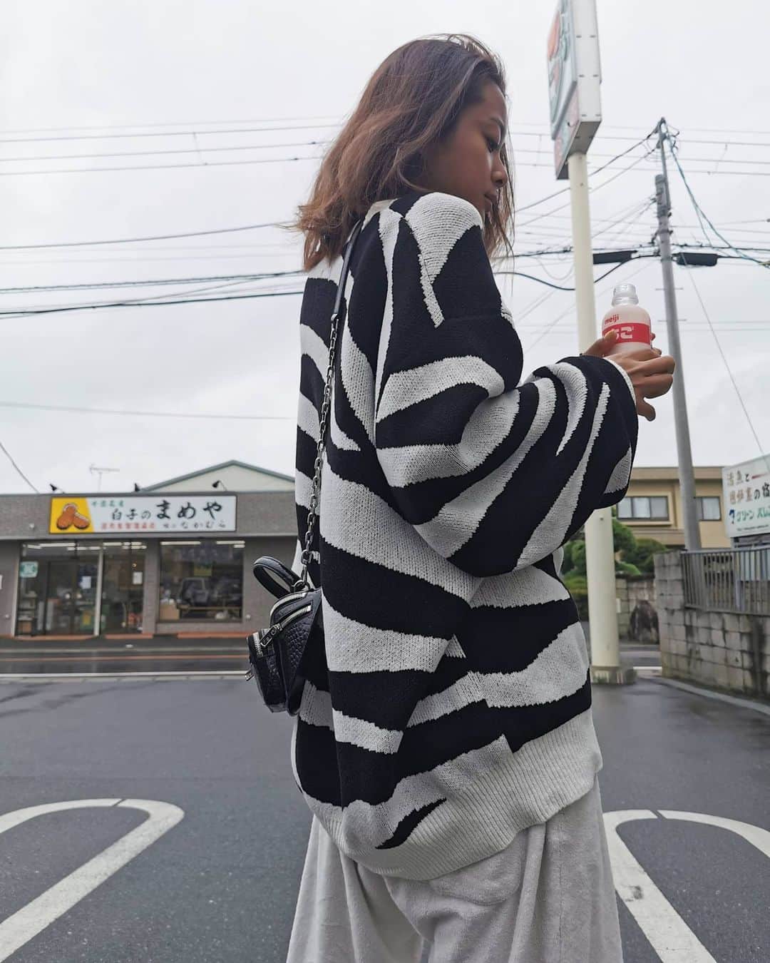 脇田恵子のインスタグラム：「暑いけどニット着たくて着ちゃった😘💕 ⚪⚫⚪⚫🦓」