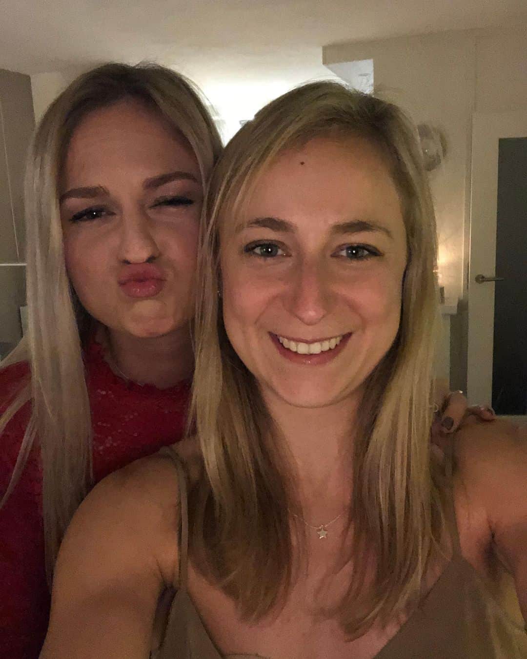 セレーナ・ピークのインスタグラム：「Jaaaaa deze parel op links is vandaag 27 geworden. Happy birthday to my (not so) little sister 🥳 #happybirthday #family #sister」