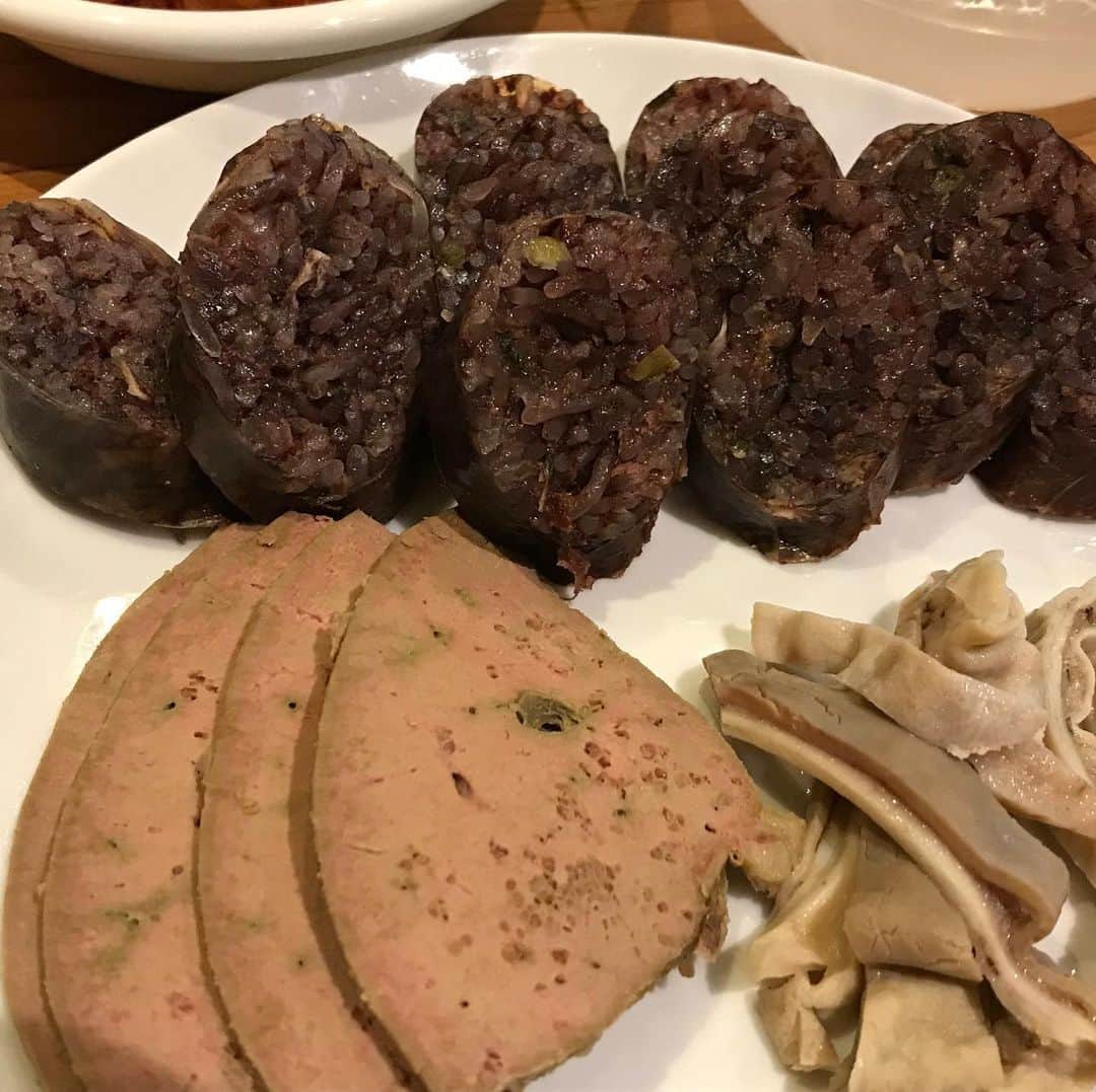 紫苑みやびさんのインスタグラム写真 - (紫苑みやびInstagram)「6月から夏季限定のコンクッス（コングスク）メニューが始まったと聞いて、新大久保の辰家（ジンガ）でスンデと共に食べてきました！  初コンクッス、初スンデです。 コンクッスは濃厚な豆乳スープにものすごいコシの強い麺が入ってます。炒ってないきな粉が入っているような、ザラっとしたスープなんですね。氷が最後まで融けず、冷たいまま食べられました。豆乳・大豆好きなら病みつきになりそうな一品。  スンデは、豚の腸に春雨や米、野菜、豚の血が入ったソーセージ。ニンニクが効いていて臭みはなく、蒸してあるのであたたかい。お好みで塩を付けていただきます。（そのままでも美味しく食べられました）  お恥ずかしいことに、水キムチって、この汁自体がキムチなんだと最近知ったのです。だから水キムチなのかー‼️ってね。大根の切れっ端しか入ってないと思っていた大根はオマケというか飾りだったんですね😅 . 昨年ソウルへ行った時、コンクッスを食べようと晋州会館へ行ったのですが、閉店時間が早まってて食べられなかったので、やっと念願叶いました‼️‼️ . 韓国料理って辛いだけでなく、辛くないものもいっぱいあって、美味しく料理が沢山ありますね。 . . #辰家 #新大久保グルメ #コンクッス #コングクス #冷麺 #麺スタグラム #韓国料理 #スンデ」6月15日 15時16分 - shion_miyabi