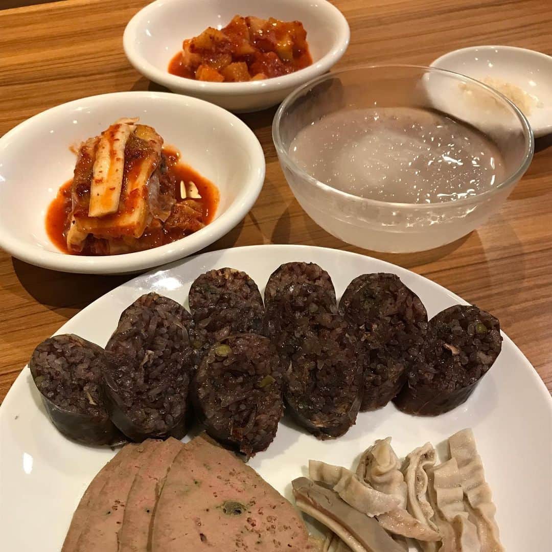 紫苑みやびさんのインスタグラム写真 - (紫苑みやびInstagram)「6月から夏季限定のコンクッス（コングスク）メニューが始まったと聞いて、新大久保の辰家（ジンガ）でスンデと共に食べてきました！  初コンクッス、初スンデです。 コンクッスは濃厚な豆乳スープにものすごいコシの強い麺が入ってます。炒ってないきな粉が入っているような、ザラっとしたスープなんですね。氷が最後まで融けず、冷たいまま食べられました。豆乳・大豆好きなら病みつきになりそうな一品。  スンデは、豚の腸に春雨や米、野菜、豚の血が入ったソーセージ。ニンニクが効いていて臭みはなく、蒸してあるのであたたかい。お好みで塩を付けていただきます。（そのままでも美味しく食べられました）  お恥ずかしいことに、水キムチって、この汁自体がキムチなんだと最近知ったのです。だから水キムチなのかー‼️ってね。大根の切れっ端しか入ってないと思っていた大根はオマケというか飾りだったんですね😅 . 昨年ソウルへ行った時、コンクッスを食べようと晋州会館へ行ったのですが、閉店時間が早まってて食べられなかったので、やっと念願叶いました‼️‼️ . 韓国料理って辛いだけでなく、辛くないものもいっぱいあって、美味しく料理が沢山ありますね。 . . #辰家 #新大久保グルメ #コンクッス #コングクス #冷麺 #麺スタグラム #韓国料理 #スンデ」6月15日 15時16分 - shion_miyabi