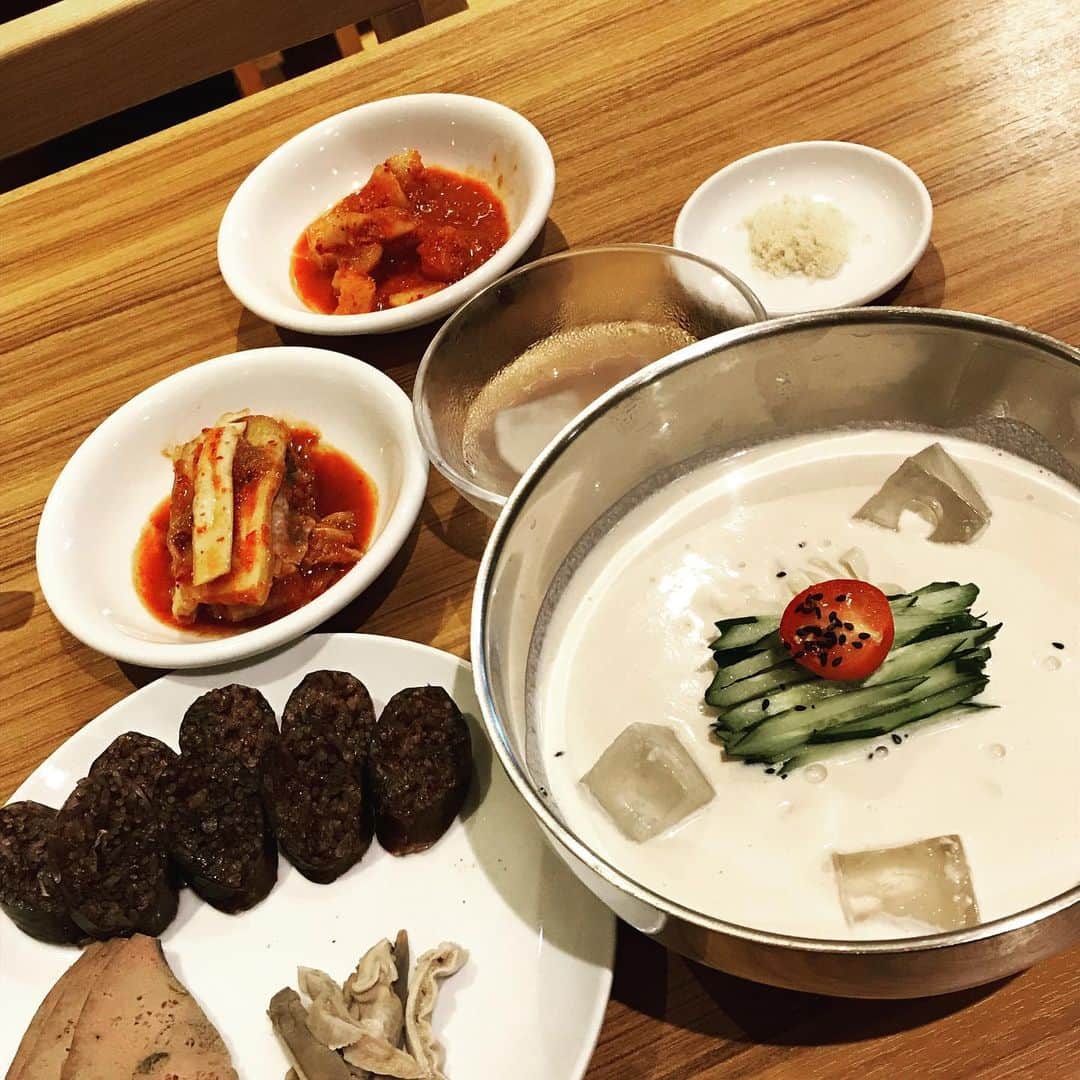 紫苑みやびさんのインスタグラム写真 - (紫苑みやびInstagram)「6月から夏季限定のコンクッス（コングスク）メニューが始まったと聞いて、新大久保の辰家（ジンガ）でスンデと共に食べてきました！  初コンクッス、初スンデです。 コンクッスは濃厚な豆乳スープにものすごいコシの強い麺が入ってます。炒ってないきな粉が入っているような、ザラっとしたスープなんですね。氷が最後まで融けず、冷たいまま食べられました。豆乳・大豆好きなら病みつきになりそうな一品。  スンデは、豚の腸に春雨や米、野菜、豚の血が入ったソーセージ。ニンニクが効いていて臭みはなく、蒸してあるのであたたかい。お好みで塩を付けていただきます。（そのままでも美味しく食べられました）  お恥ずかしいことに、水キムチって、この汁自体がキムチなんだと最近知ったのです。だから水キムチなのかー‼️ってね。大根の切れっ端しか入ってないと思っていた大根はオマケというか飾りだったんですね😅 . 昨年ソウルへ行った時、コンクッスを食べようと晋州会館へ行ったのですが、閉店時間が早まってて食べられなかったので、やっと念願叶いました‼️‼️ . 韓国料理って辛いだけでなく、辛くないものもいっぱいあって、美味しく料理が沢山ありますね。 . . #辰家 #新大久保グルメ #コンクッス #コングクス #冷麺 #麺スタグラム #韓国料理 #スンデ」6月15日 15時16分 - shion_miyabi
