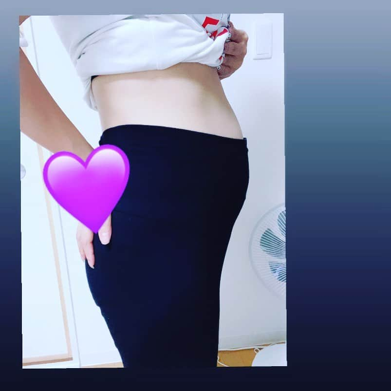 あゆさんのインスタグラム写真 - (あゆInstagram)「. 妊娠7ヶ月🤰💓 . 急にお腹も結構出てきた♡ 腰も痛いし浮腫もー😭 でも胎動も感じるよーなって👶愛おしい♡ . . . #妊婦 #妊娠7ヶ月」6月15日 15時21分 - ayu022222227