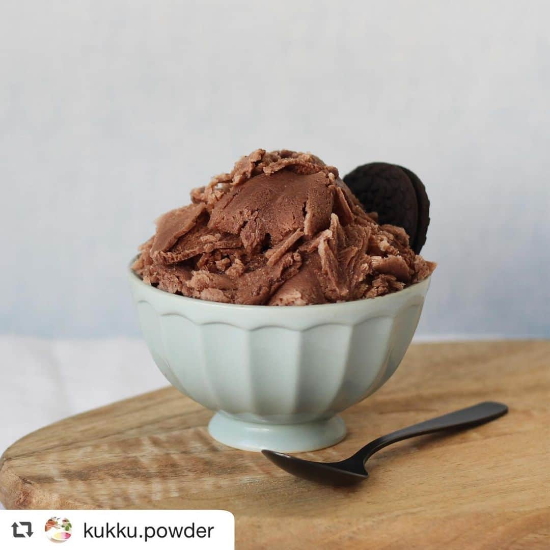 INIC coffeeさんのインスタグラム写真 - (INIC coffeeInstagram)「@kukku.powder  牛乳と砂糖を混ぜたミルク氷にフルーツパウダーKUKKUをかけると、絶品かき氷に。 さくらんぼを乗せると見た目もかわいく仕上がります🍒 . . 🍧KUKKUかき氷の作り方🍧 . . 【材料】 ★KUKKUパウダー お好みの量 ★粗糖（砂糖でも可） 20g ★牛乳 150ml . 【作り方】 ① 製氷カップに牛乳150mlと粗糖20ｇを混ぜて凍らせます。 ② 作った氷を取り出し、かき氷器で削ります。 ③ KUKKUパウダーを適宜ふりかけて出来上がりです。 . 【ポイント】 牛乳を温めてから混ぜると粗糖が溶けやすくなります🍒  #KUKKU #フルーツパウダー #かき氷 #かき氷巡り #かき氷好きな人と繋がりたい #かき氷🍧 #かき氷好き #かき氷マニア #お菓子作り #スイーツ作り #手作りお菓子 #手作りスイーツ #おうち時間 #お家時間 #enjoyhome」6月15日 15時22分 - iniccoffee